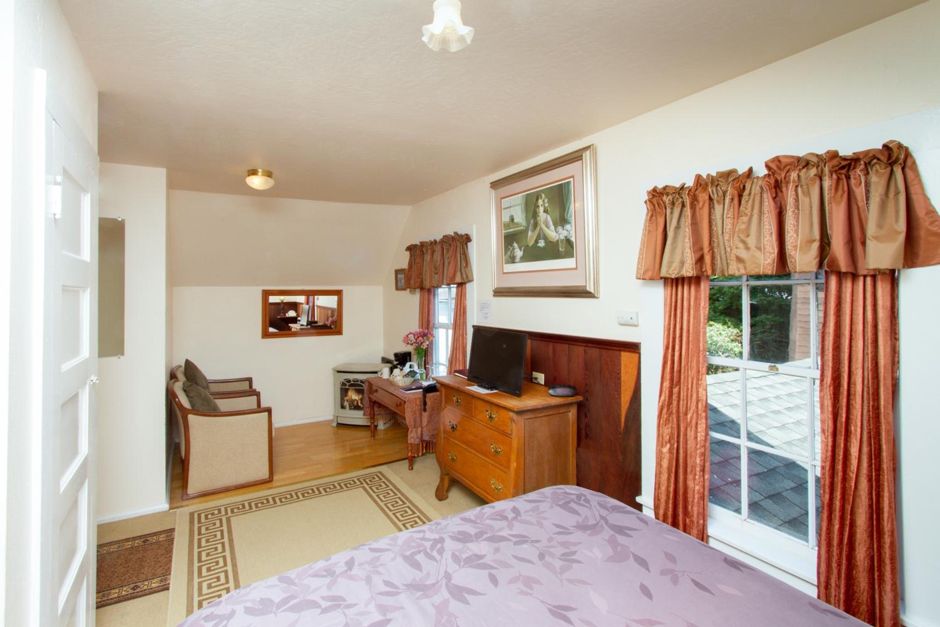 Standard Queen Room - Not Pet Friendly