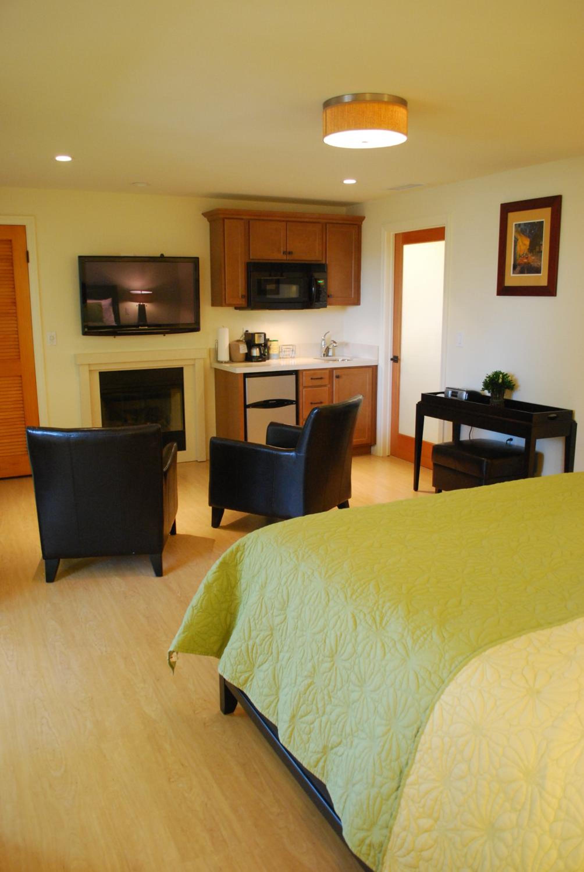 Deluxe Two-Bedroom Suite - Photo 3