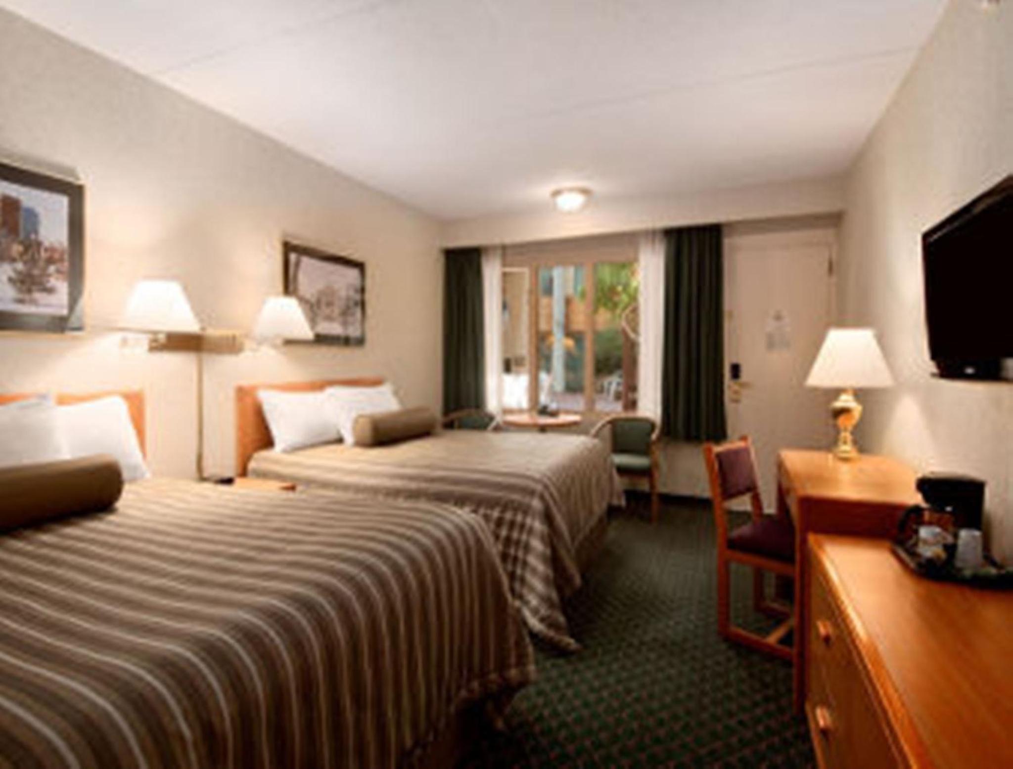 Deluxe Queen Room with Two Queen Beds - Non-Smoking - Photo 5