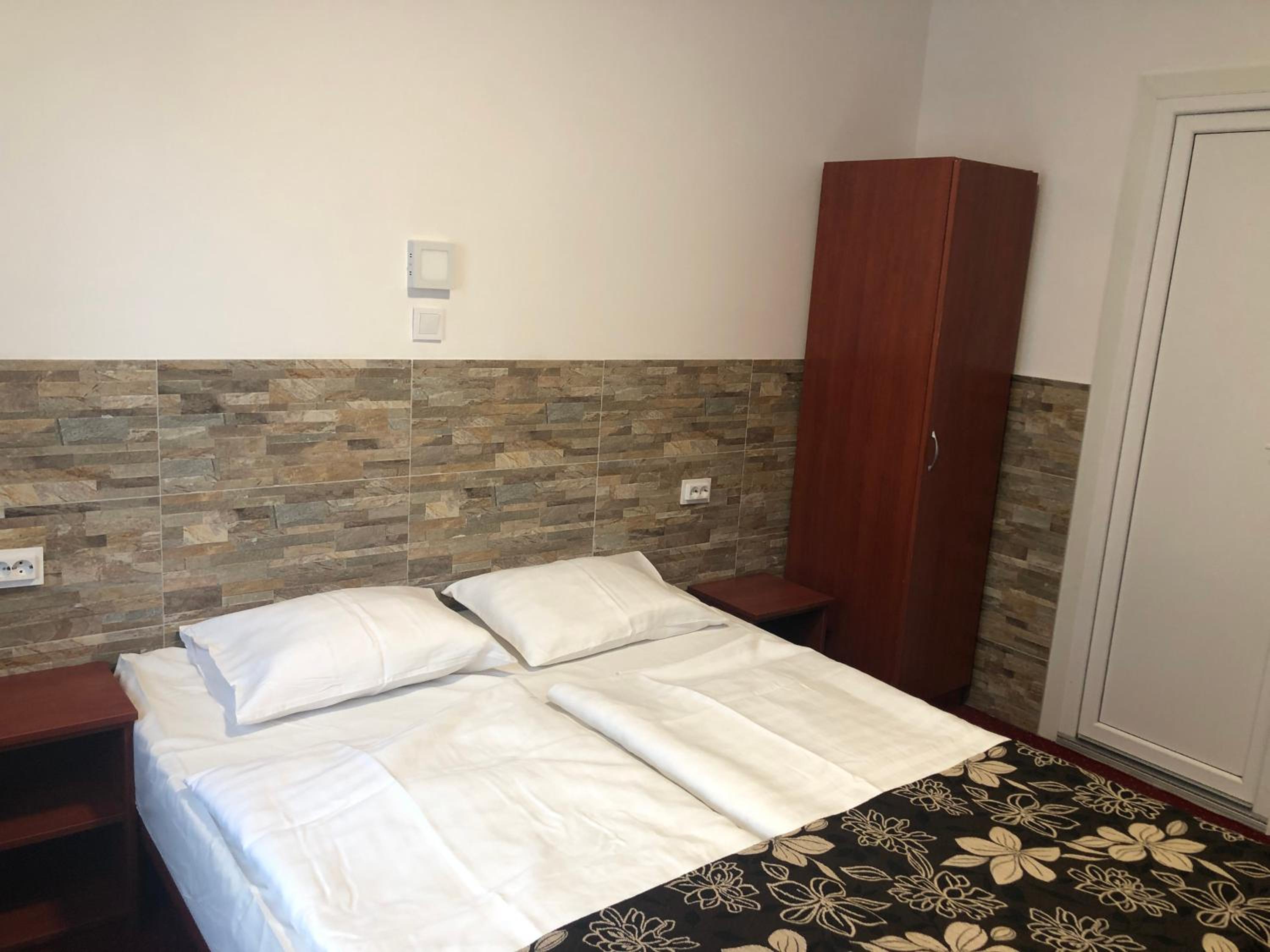 Double Room - Photo 5