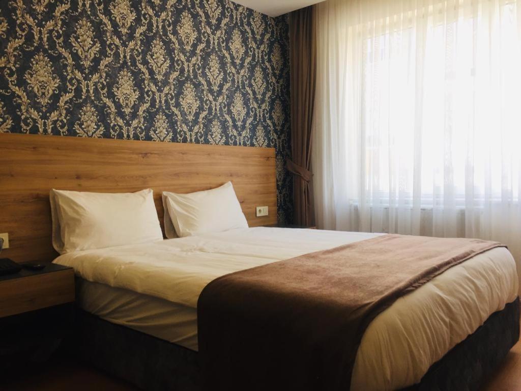 Deluxe Double Room with Shower - Photo 3