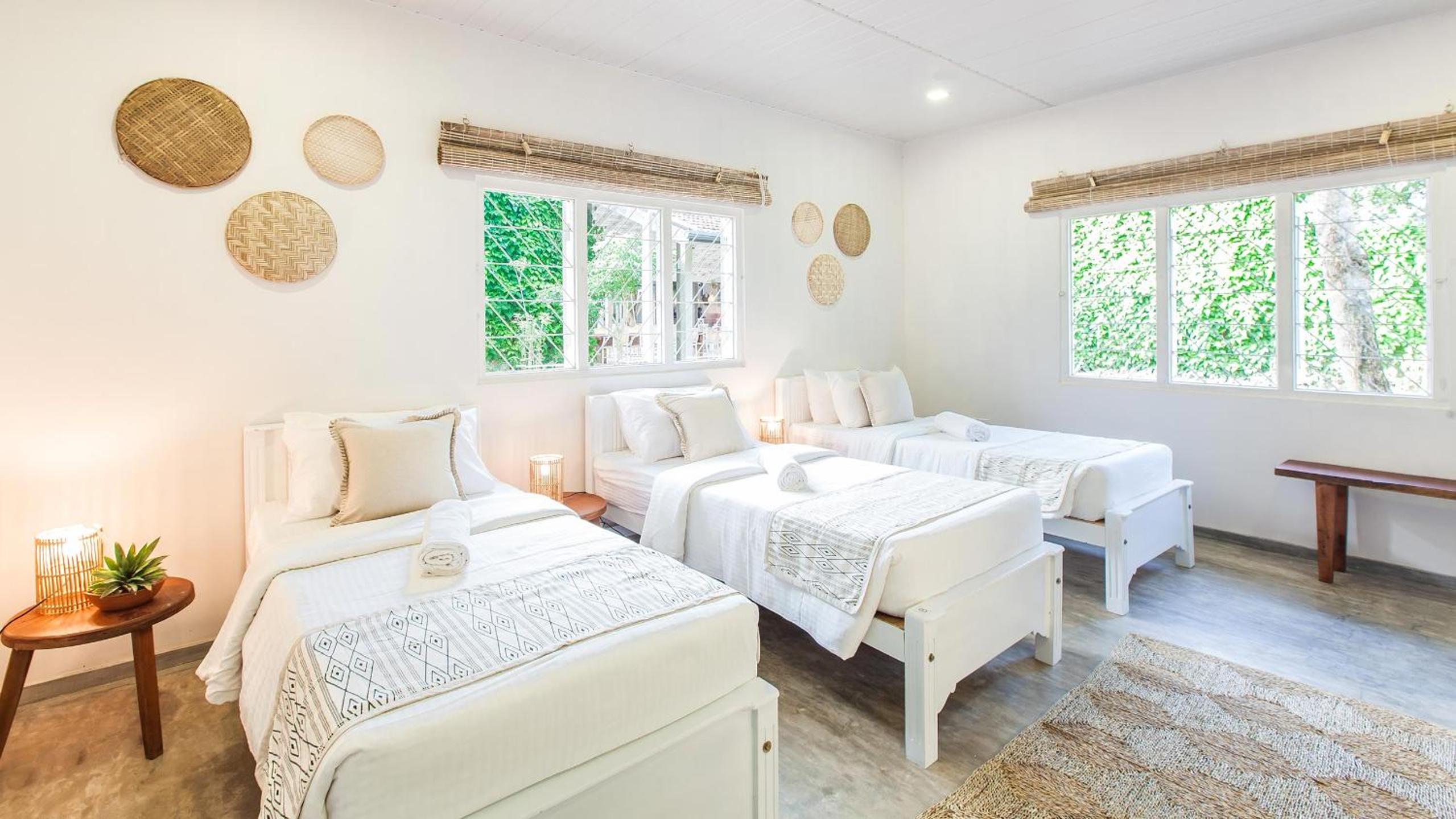 Lit Simple dans Dortoir Mixte