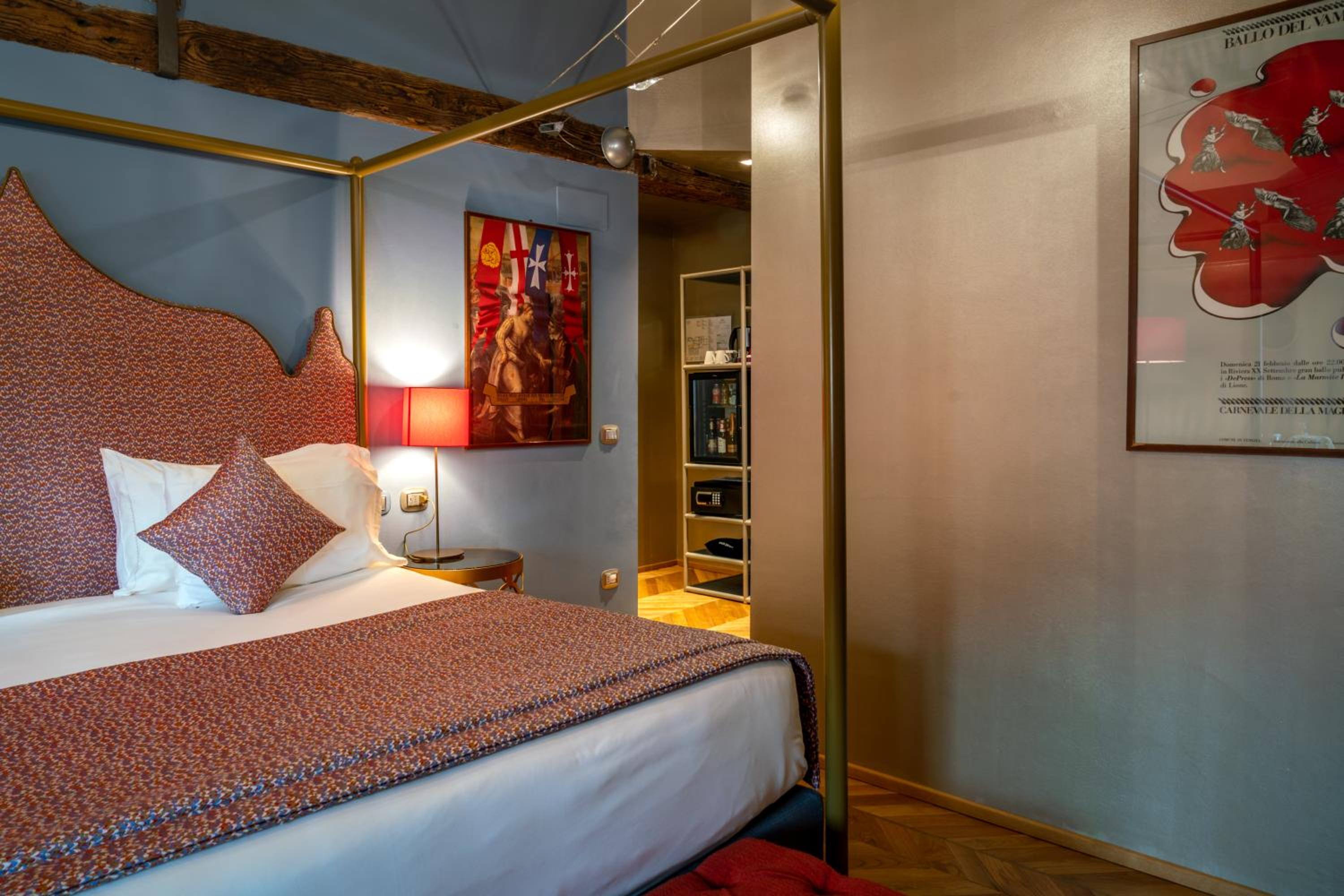 Deluxe Double Room with Canal View thumbnail 5