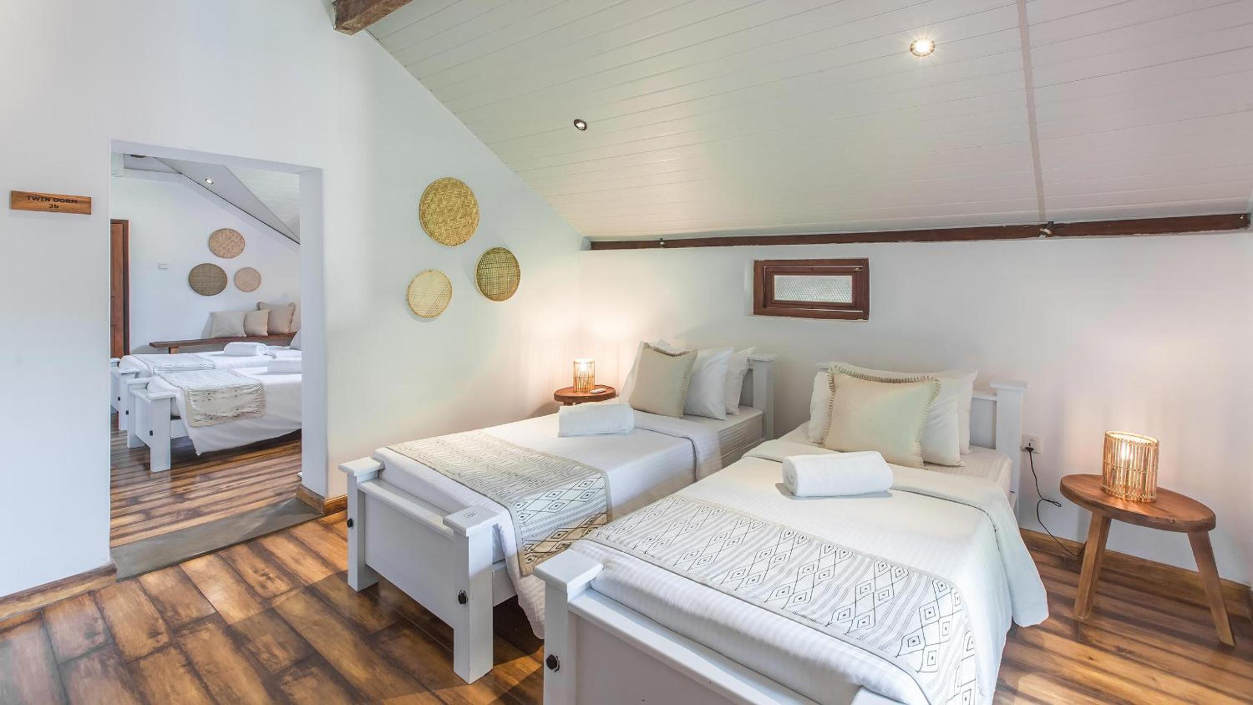 Lit Simple dans Dortoir Mixte
