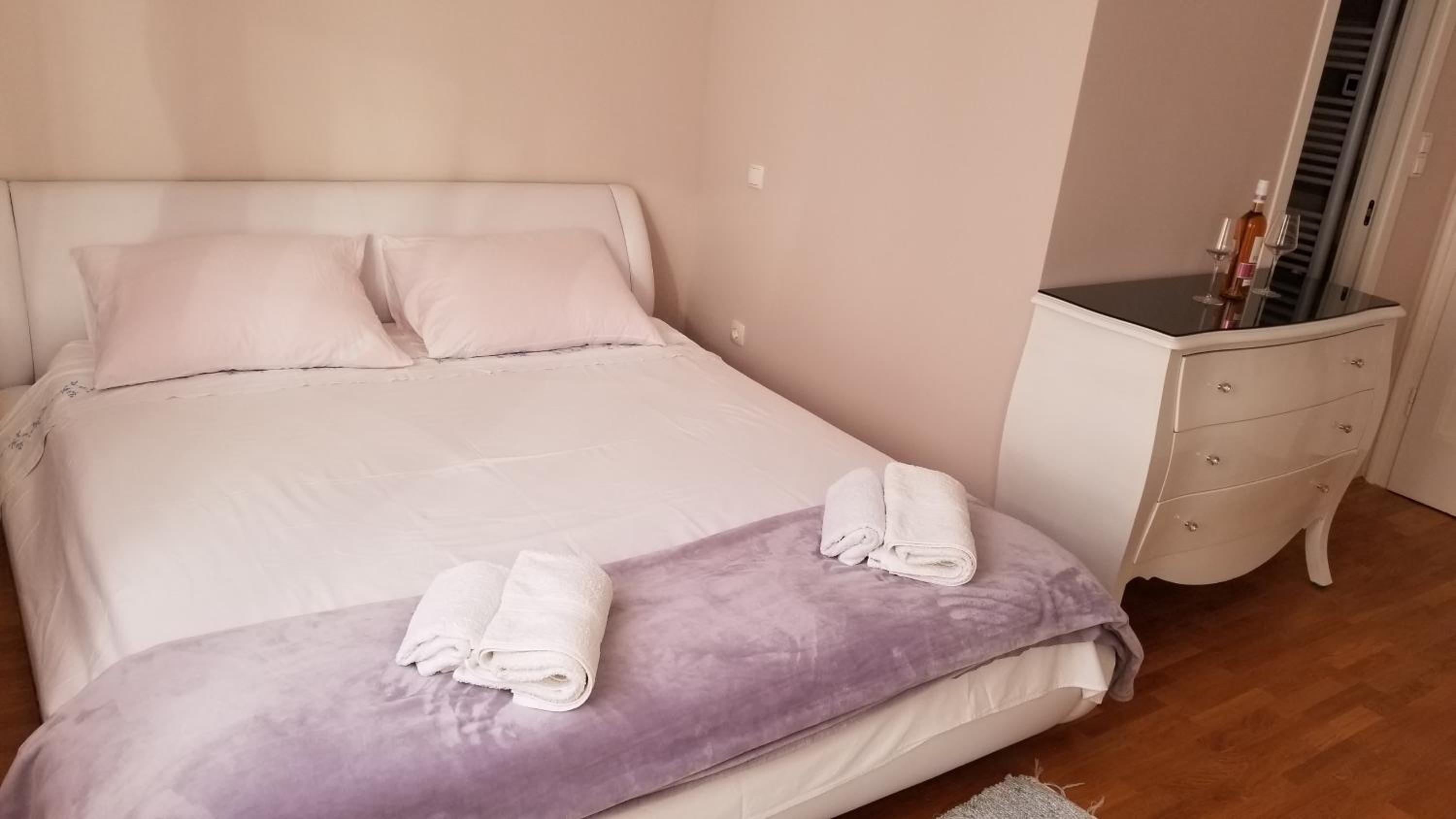 One-Bedroom Apartment - Photo 3