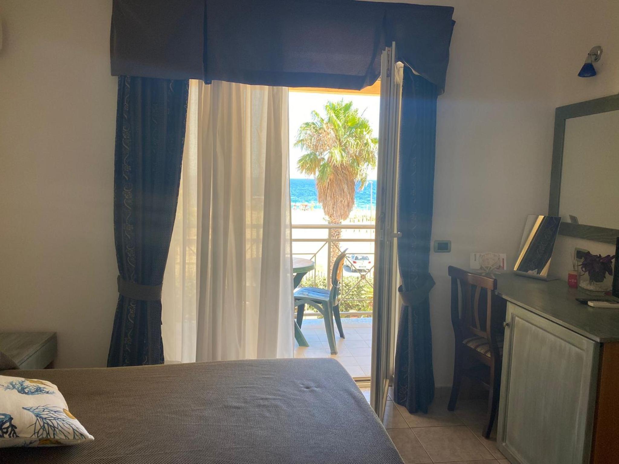 Double Room with Balcony and Sea View photo 3