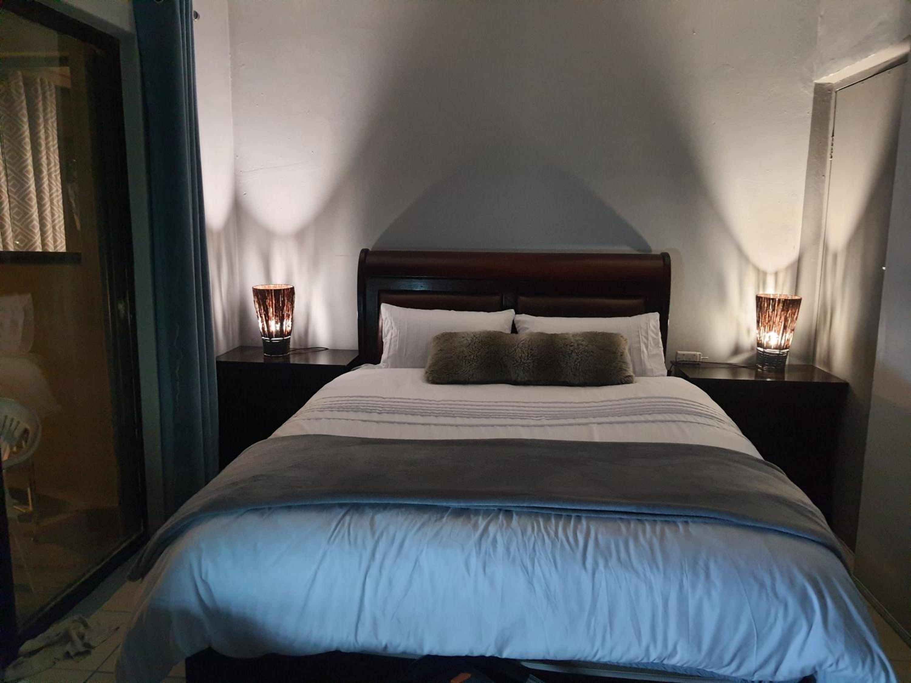 Double Room with Patio - Photo 18