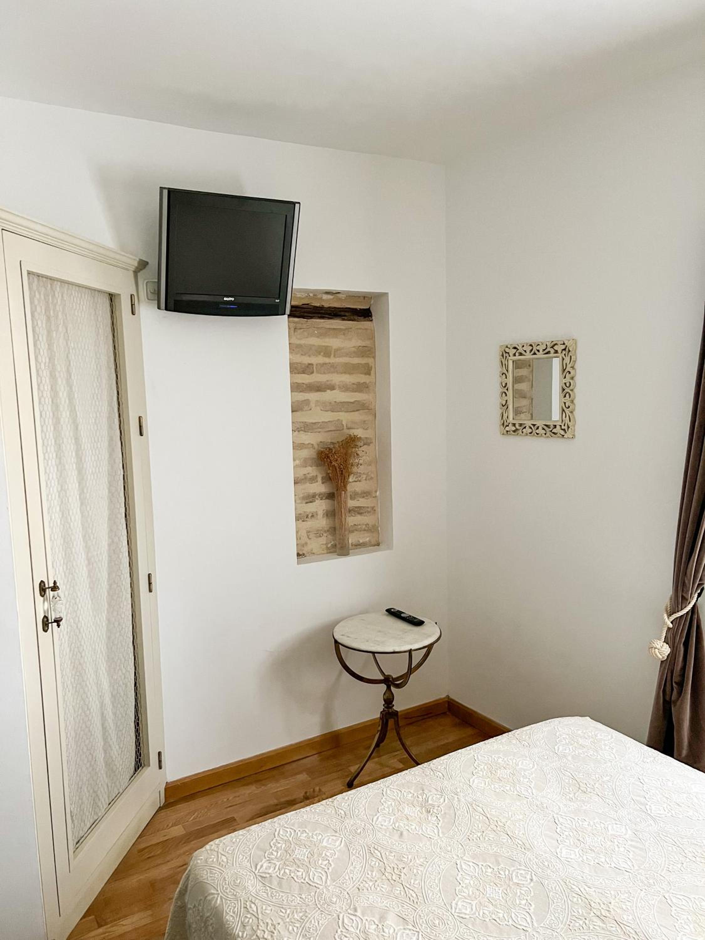 Economy Double Room - Photo 4