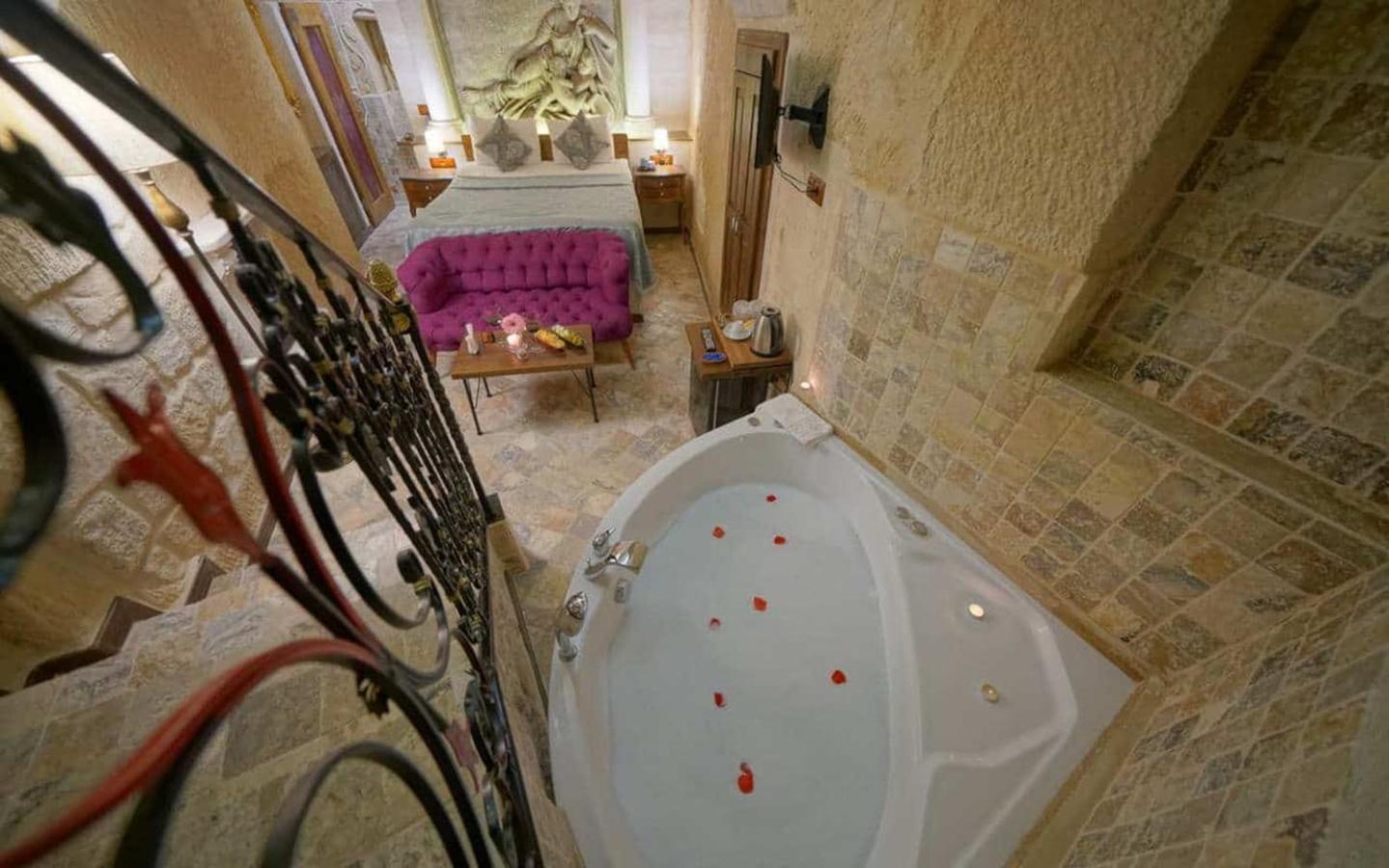 Deluxe Double Room with Bath - Photo 12