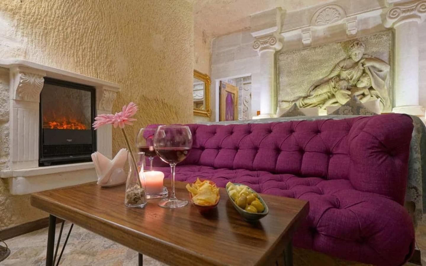 Deluxe Double Room with Bath - Photo 10