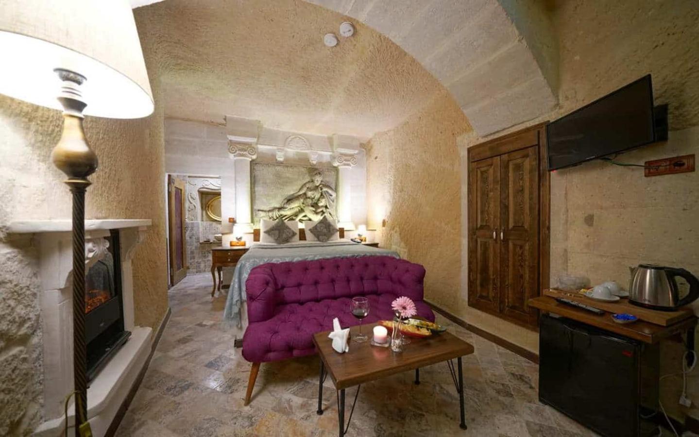 Deluxe Double Room with Bath - Photo 3