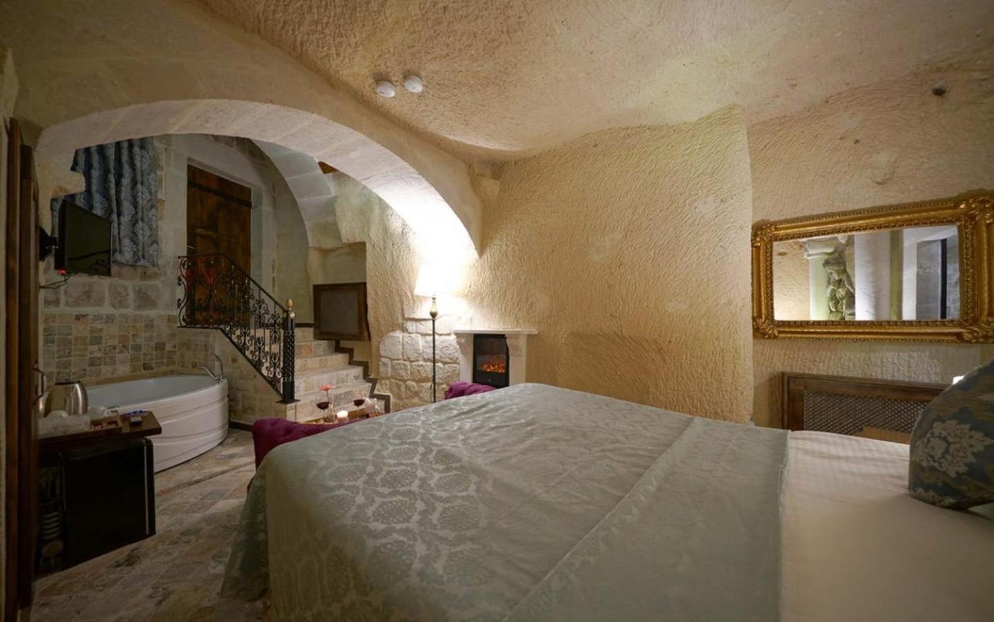 Deluxe Double Room with Bath - Photo 4