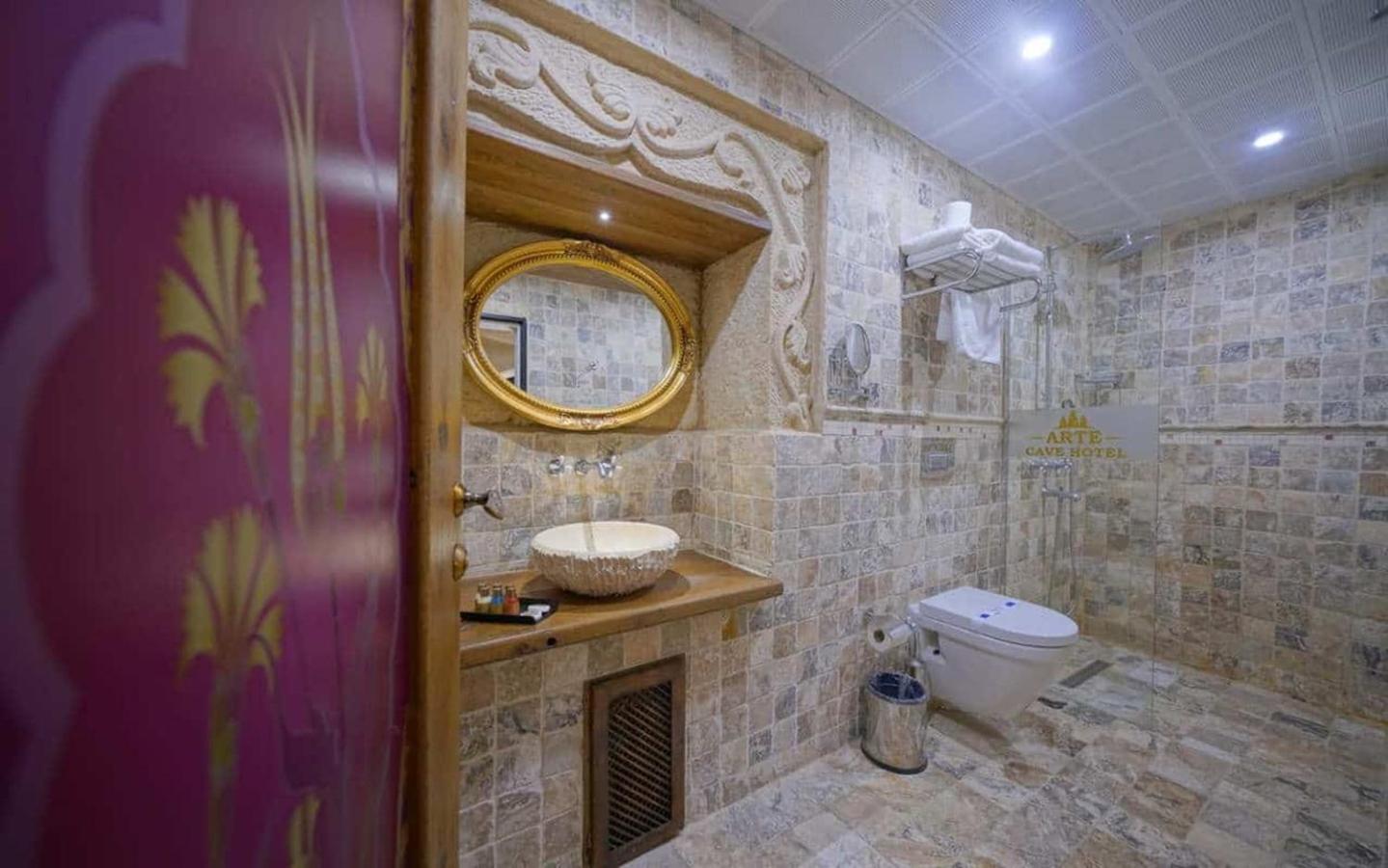 Deluxe Double Room with Bath - Photo 8