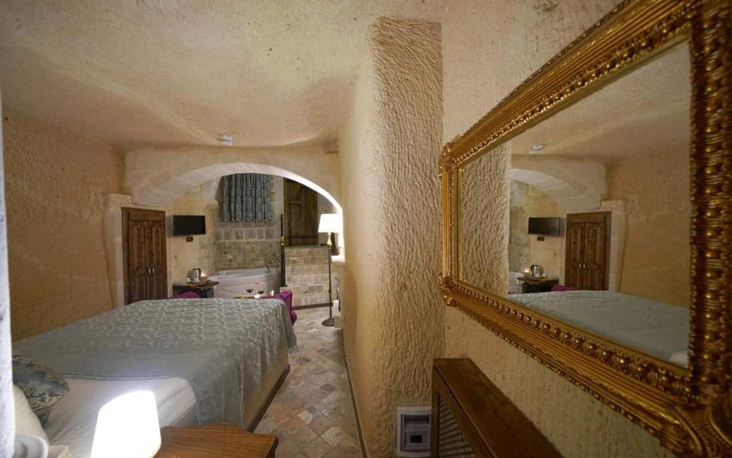 Deluxe Double Room with Bath - Photo 5