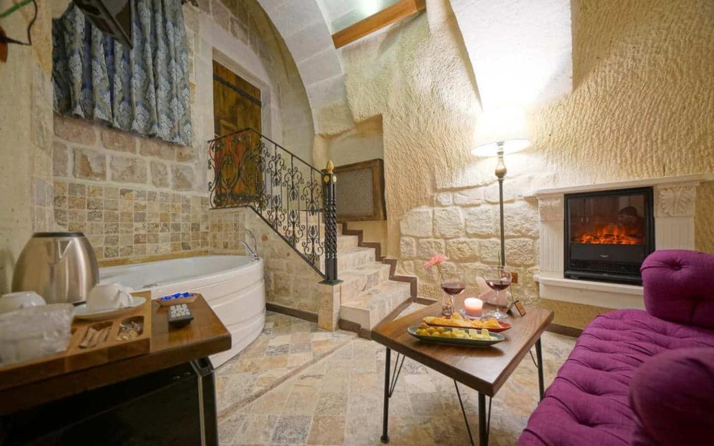 Deluxe Double Room with Bath - Photo 6