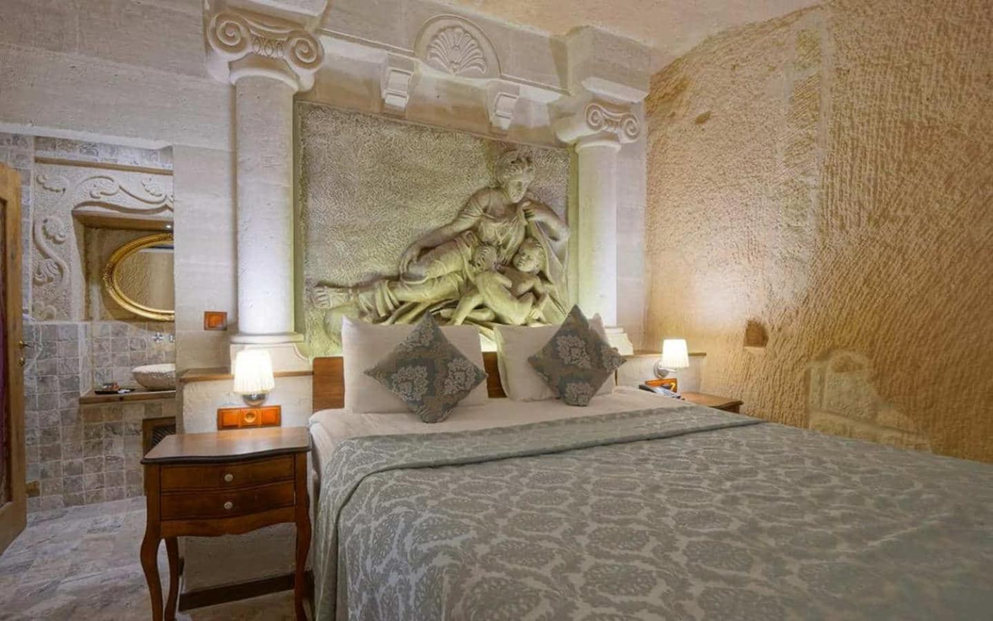 Deluxe Double Room with Bath - Photo 7