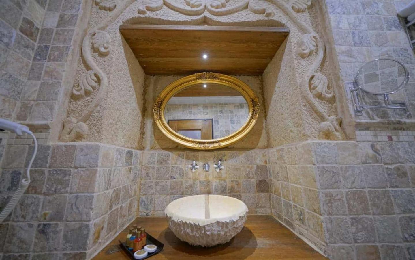 Deluxe Double Room with Bath - Photo 9
