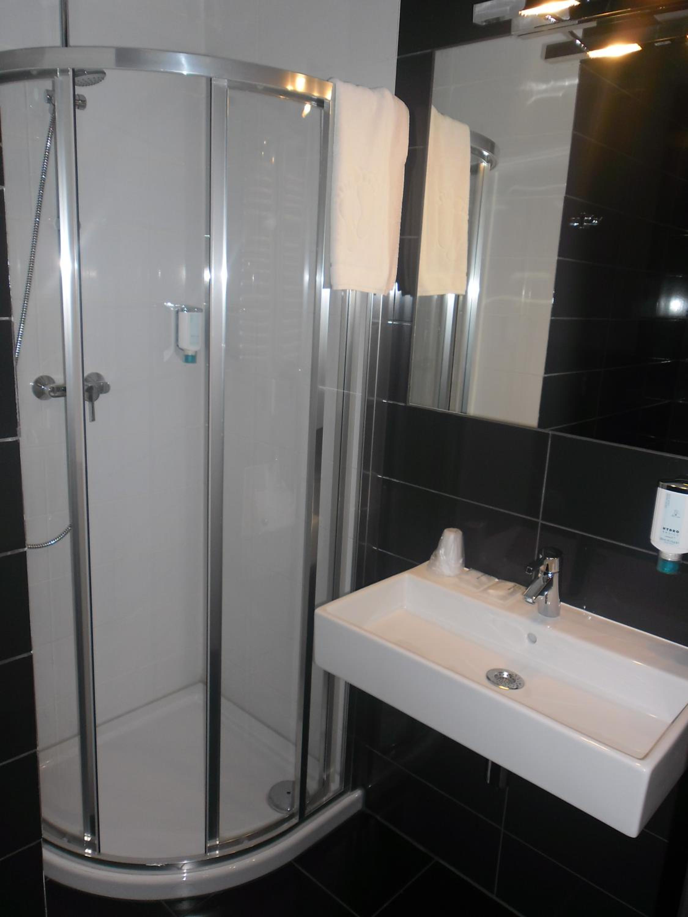 Double or Twin Room - Photo 10