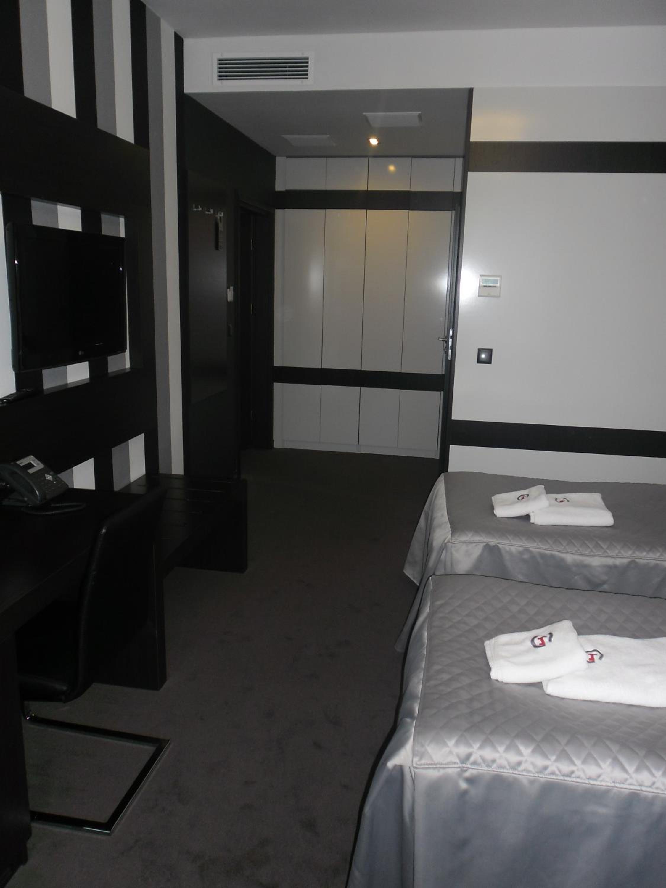 Double or Twin Room - Photo 12