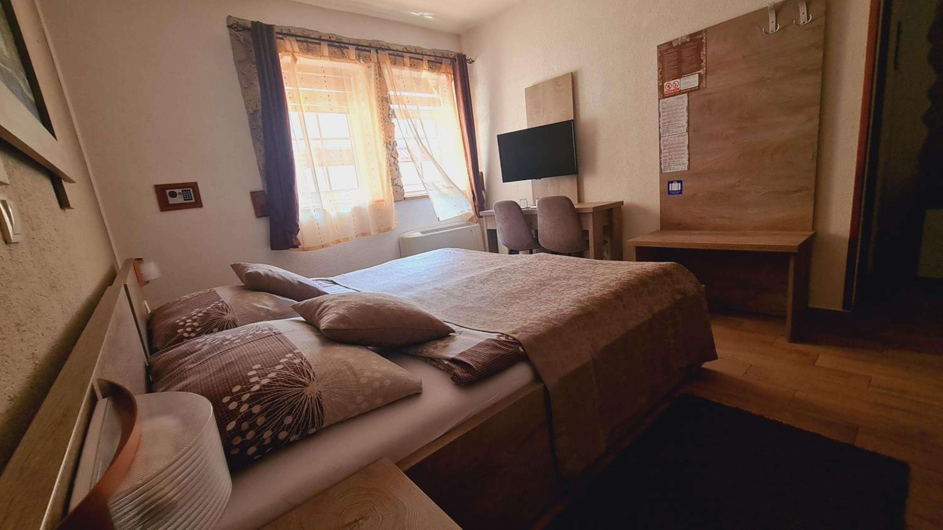 Double Room with Private Bathroom - Annex - Photo 12