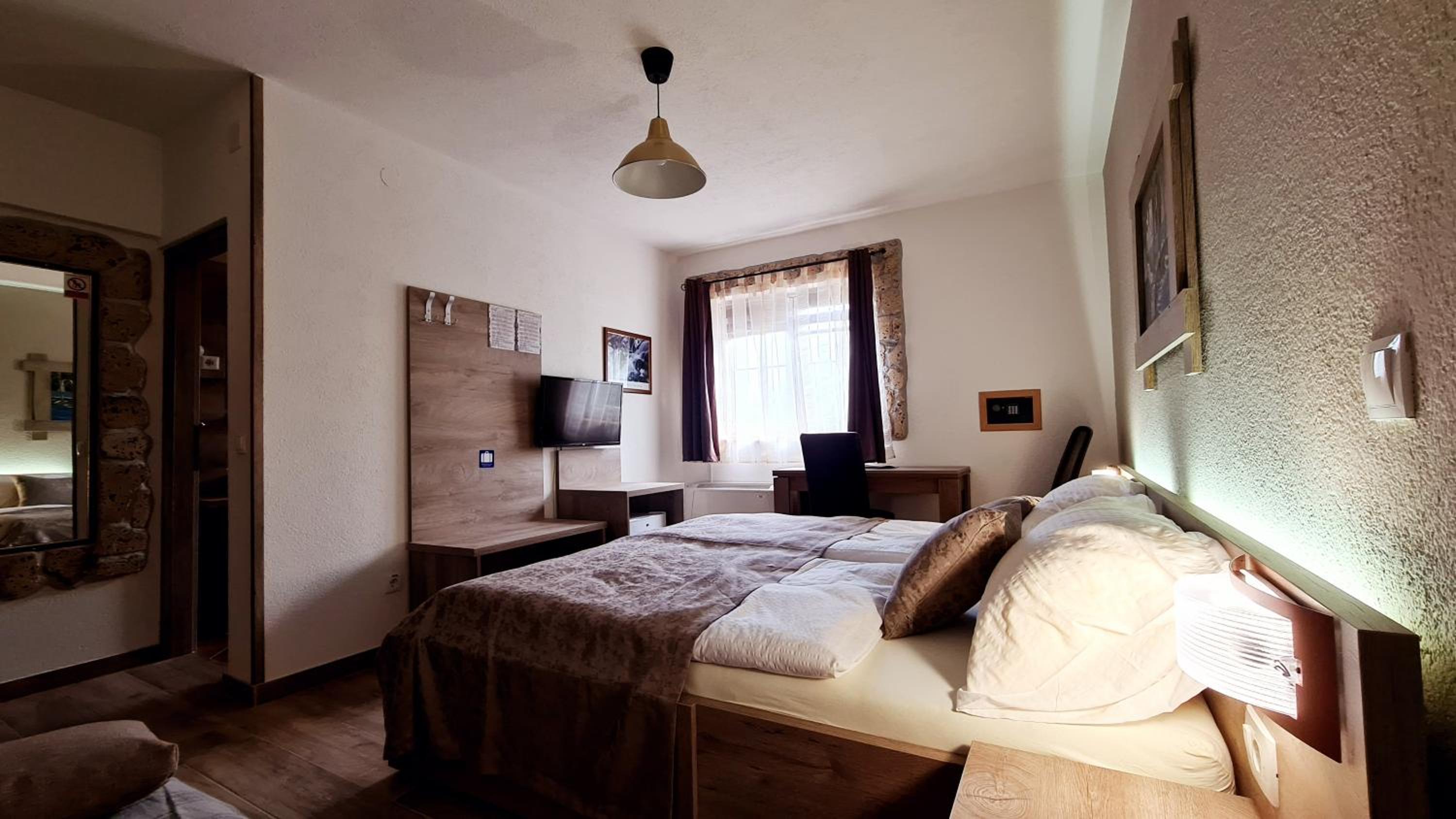 Deluxe Double or Twin Room - Photo 21