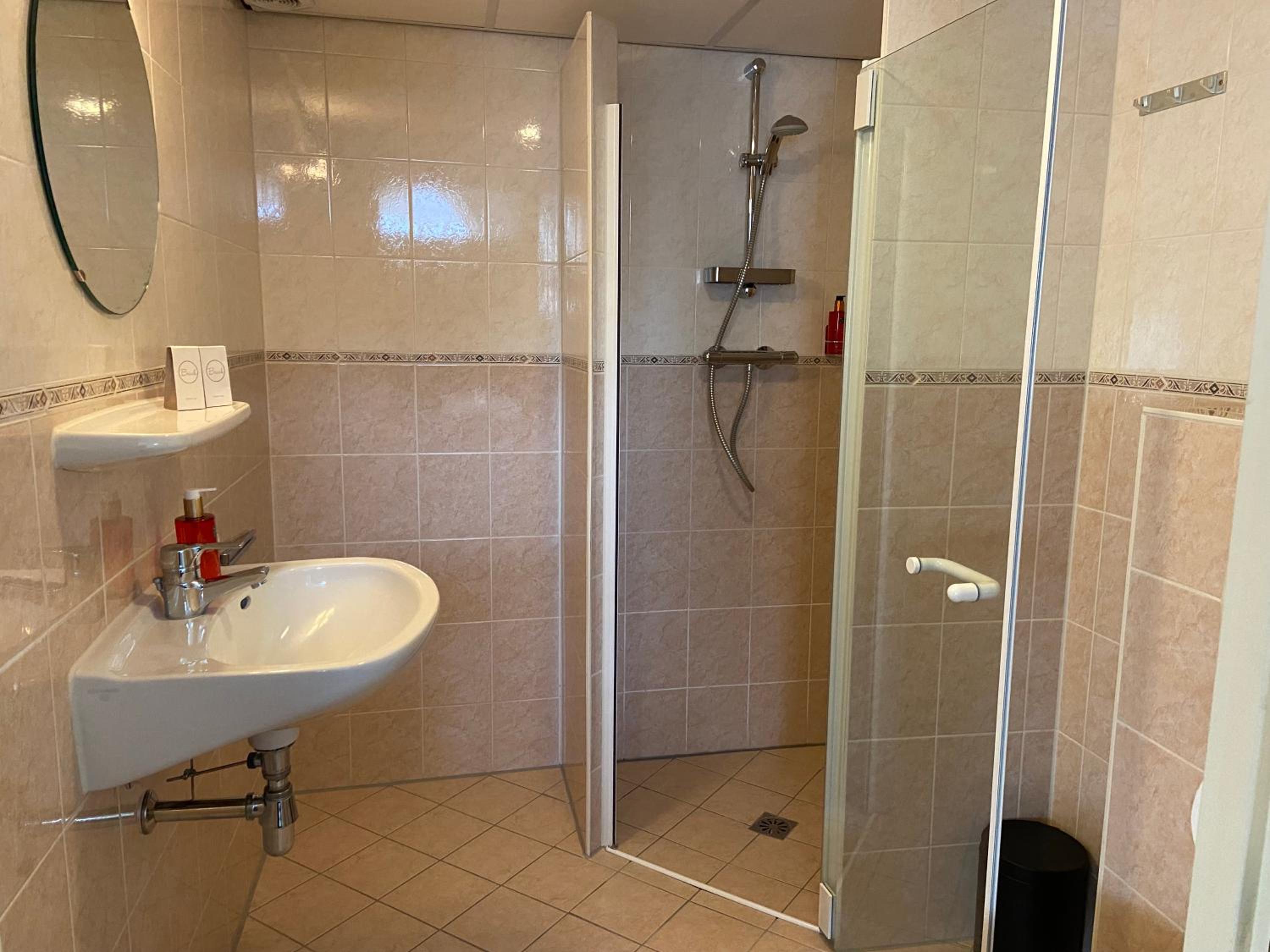 Standard Room With Balcony - Photo 7