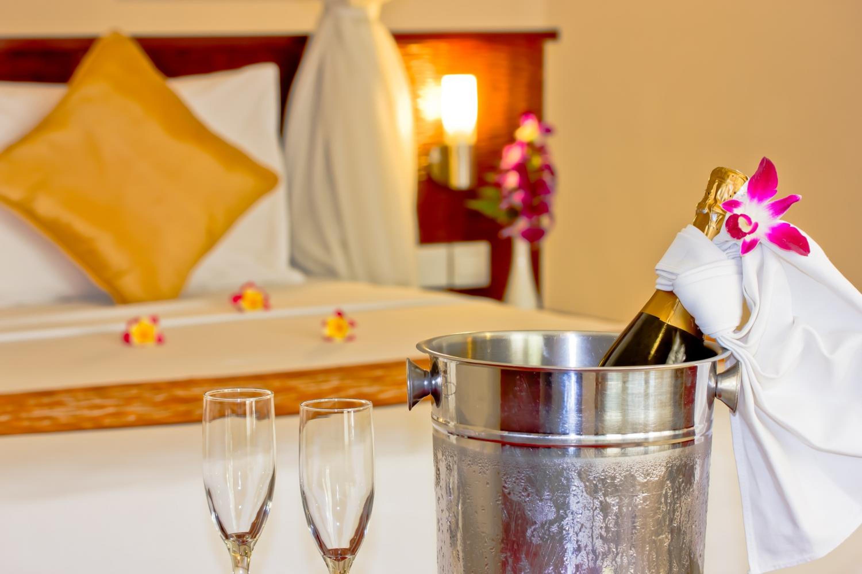 Suite with Pool View - Photo 3