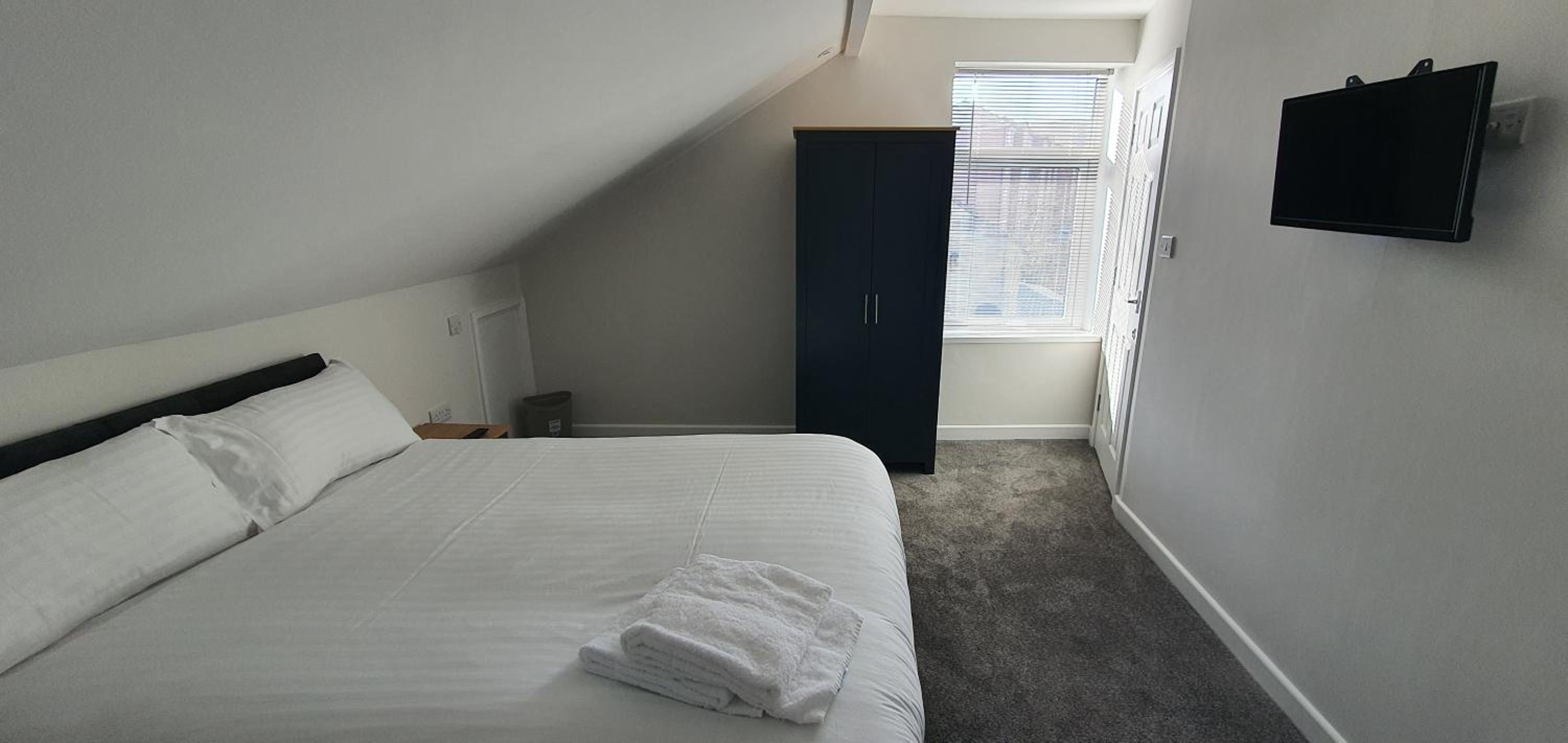 Room 2 - Photo 8