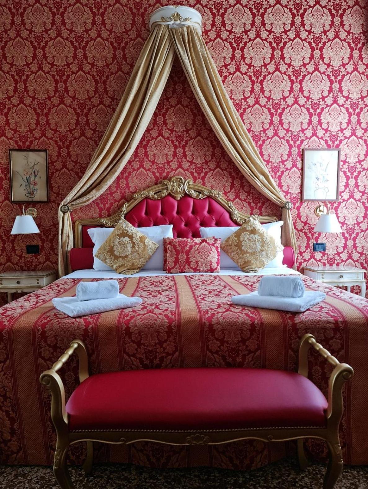 Deluxe Suite "Giacomo Casanova" with Campo Santo Stefano View	 photo 1