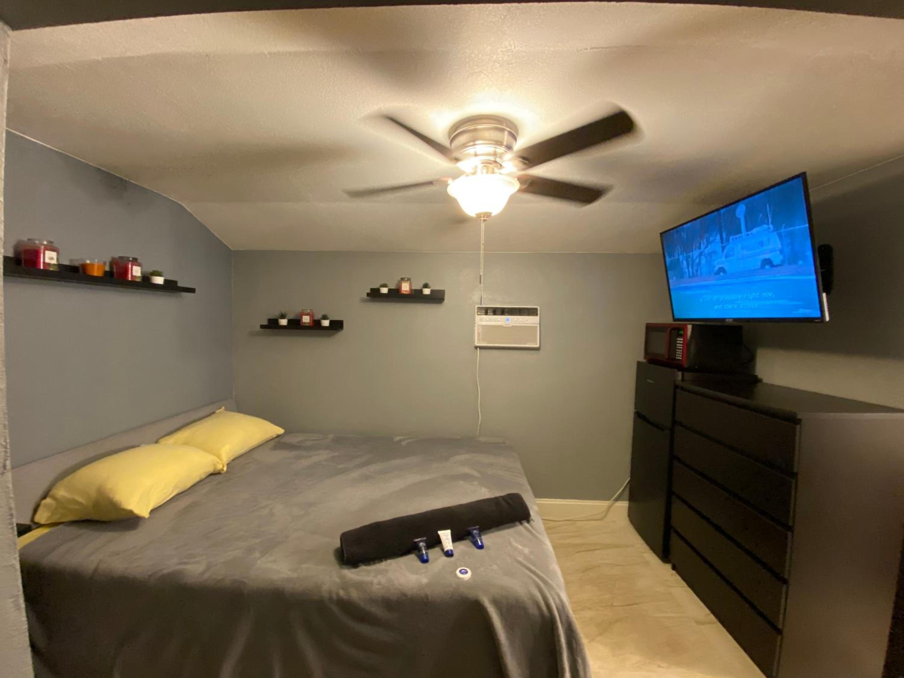 One-Bedroom Apartment - Photo 12