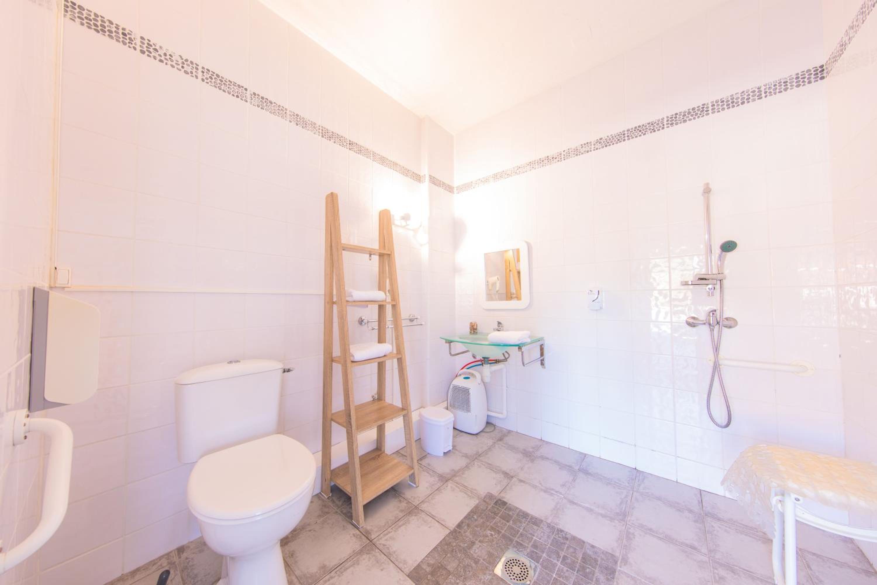 Triple Room (Room and bathroom for person with reduced mobility) photo 3