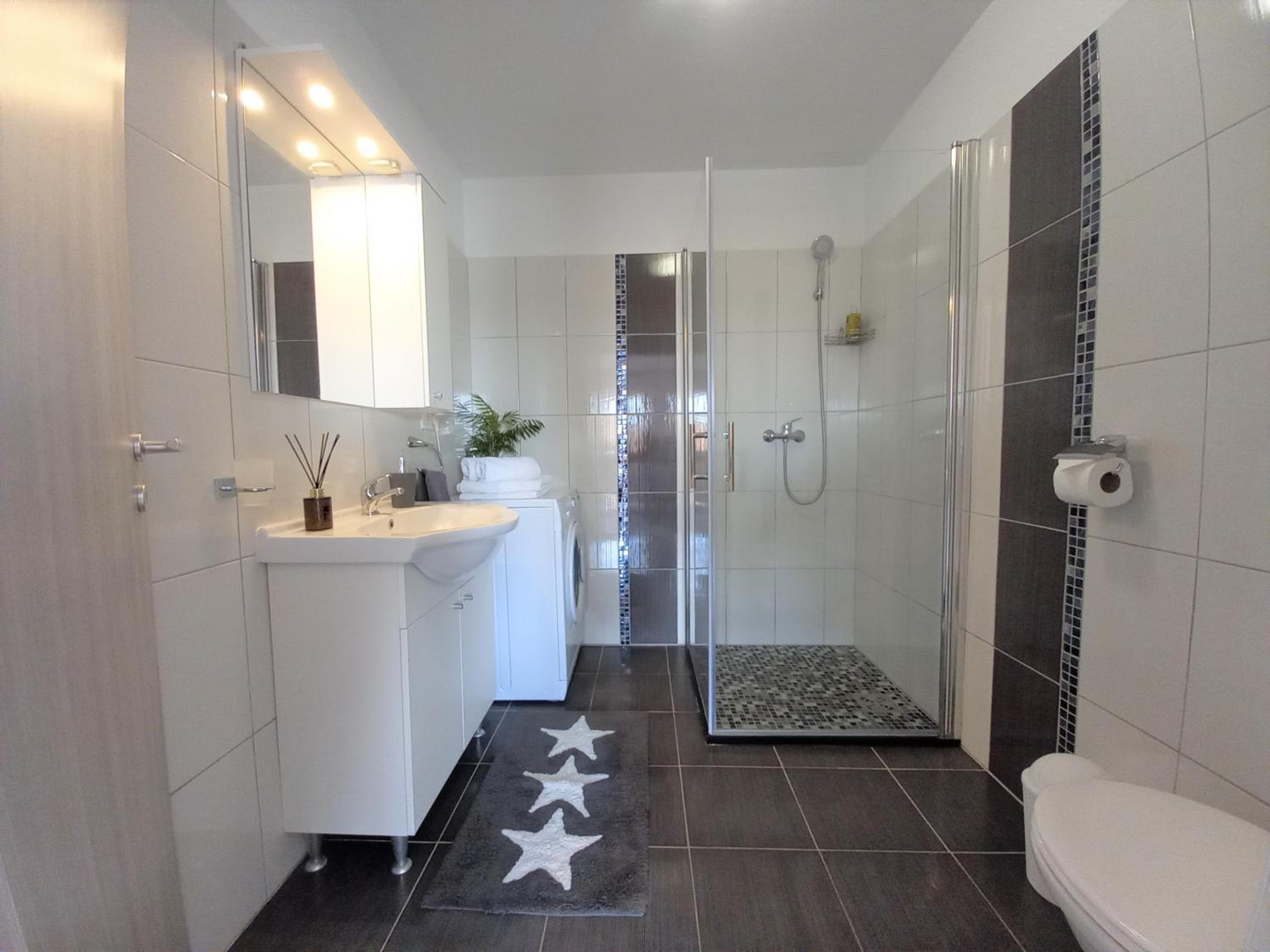 Two-Bedroom Apartment with Balcony - Photo 11