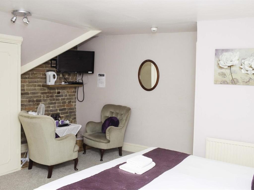 Superior Family Room photo 2