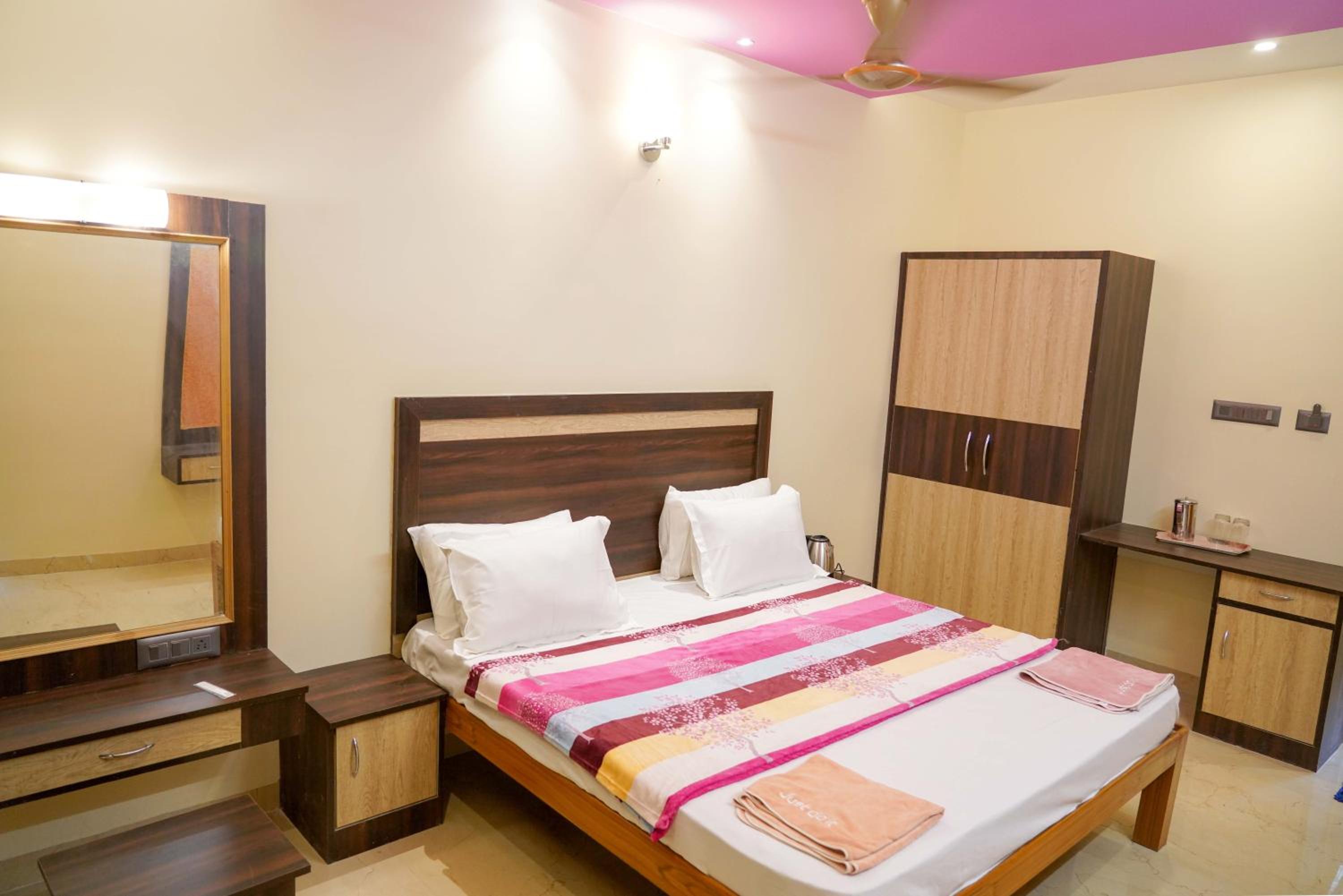 Deluxe Double Room - Photo 19