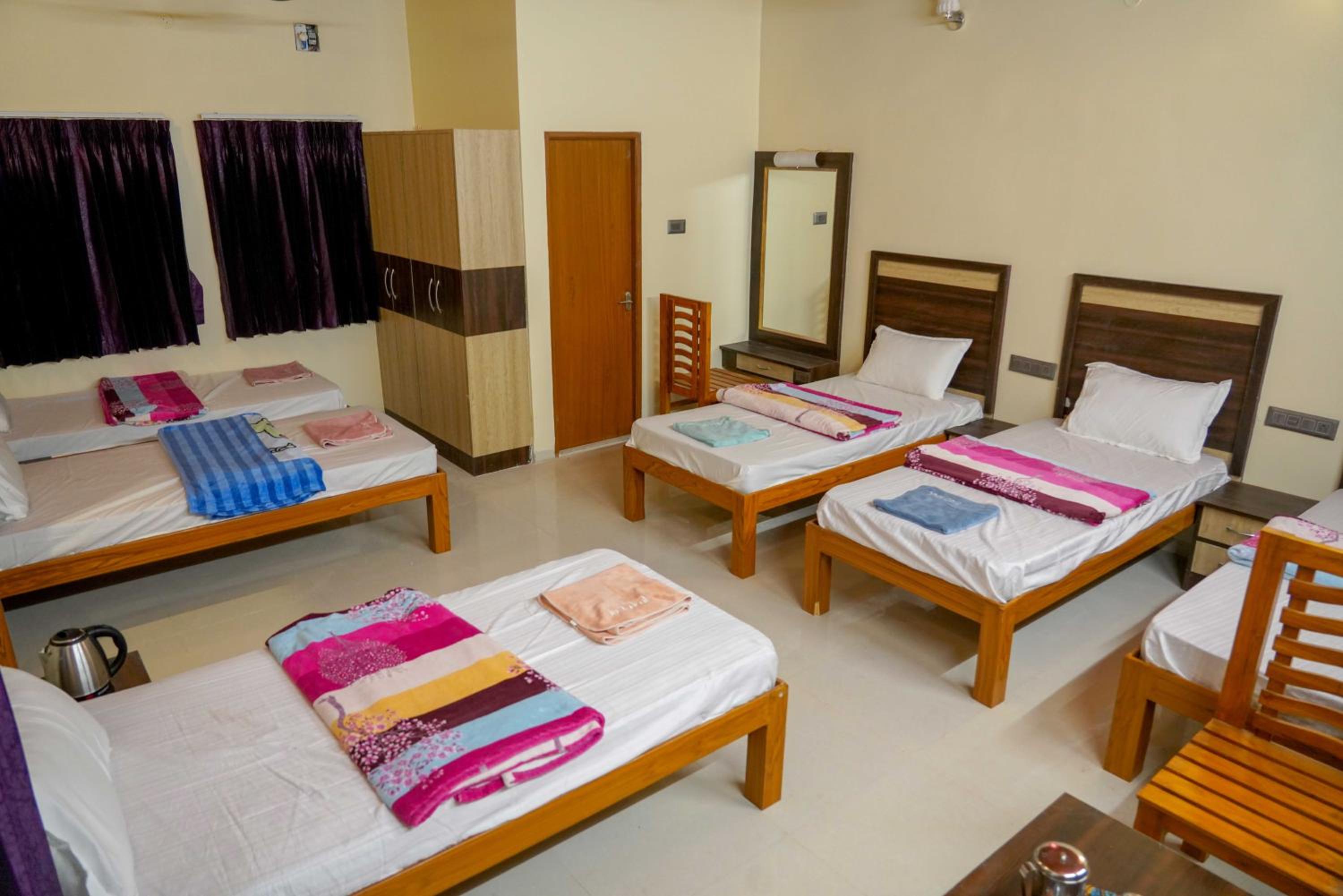 Deluxe Family Suite - Photo 20