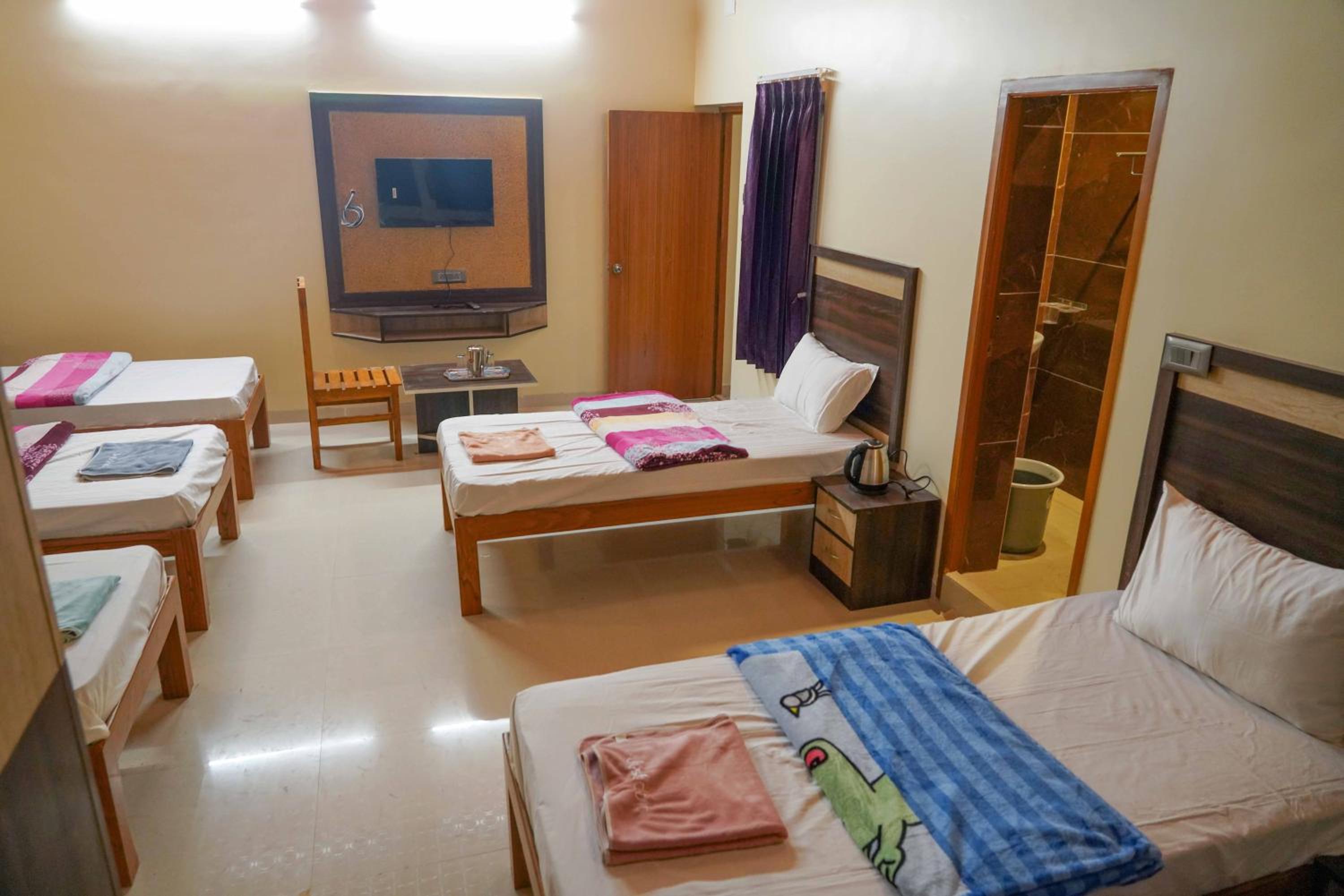 Deluxe Family Suite - Photo 11