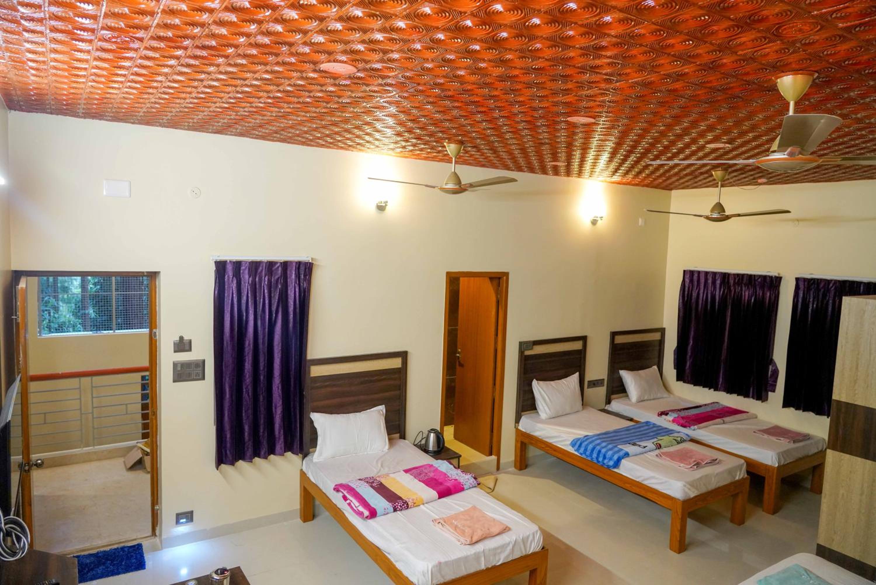 Deluxe Family Suite - Photo 10