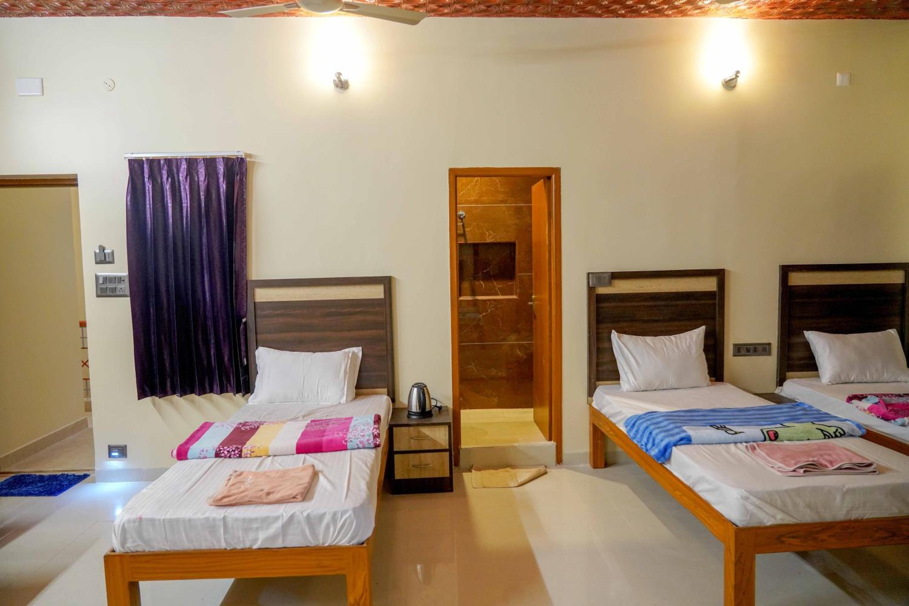 Deluxe Family Suite - Photo 15