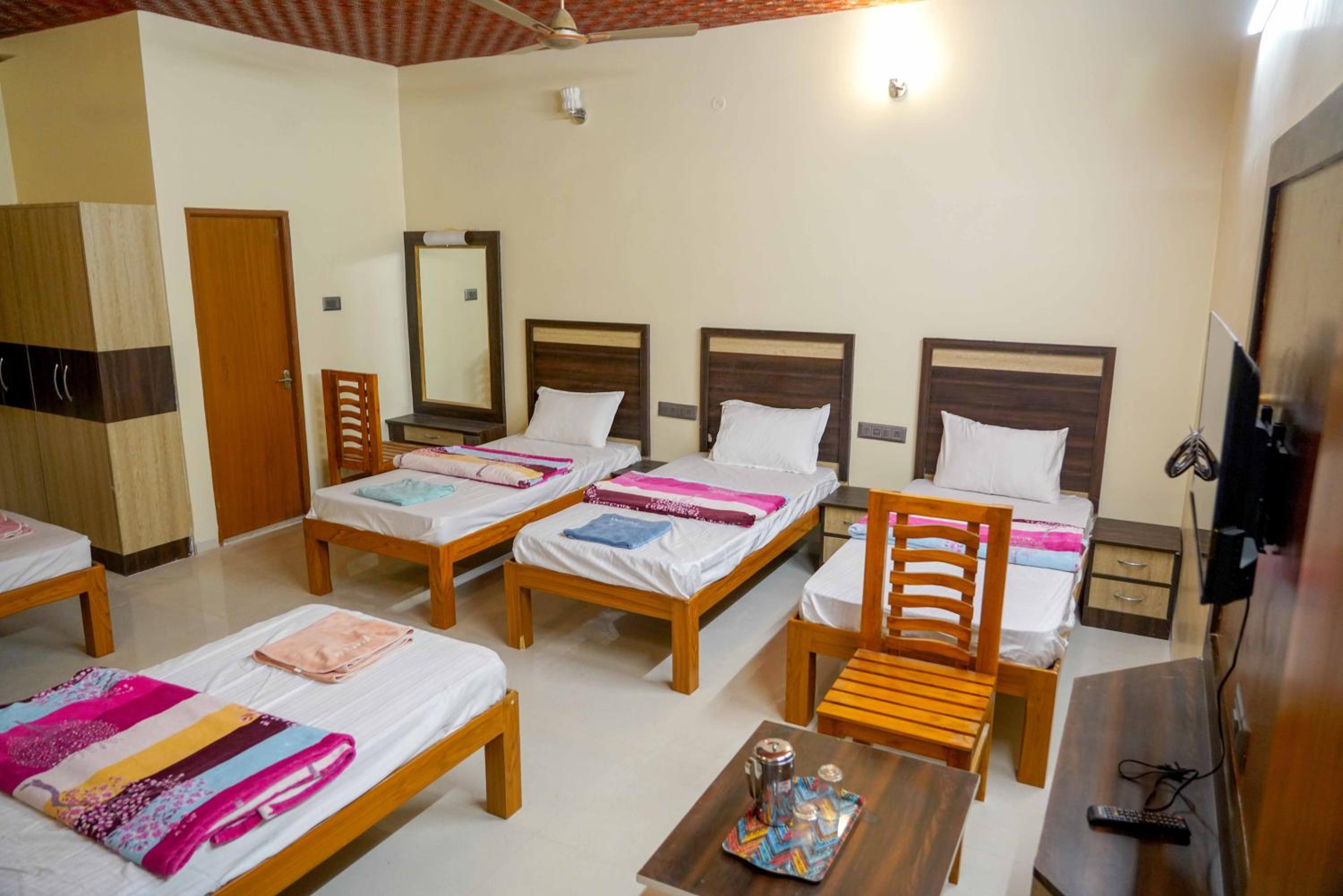 Deluxe Family Suite - Photo 19
