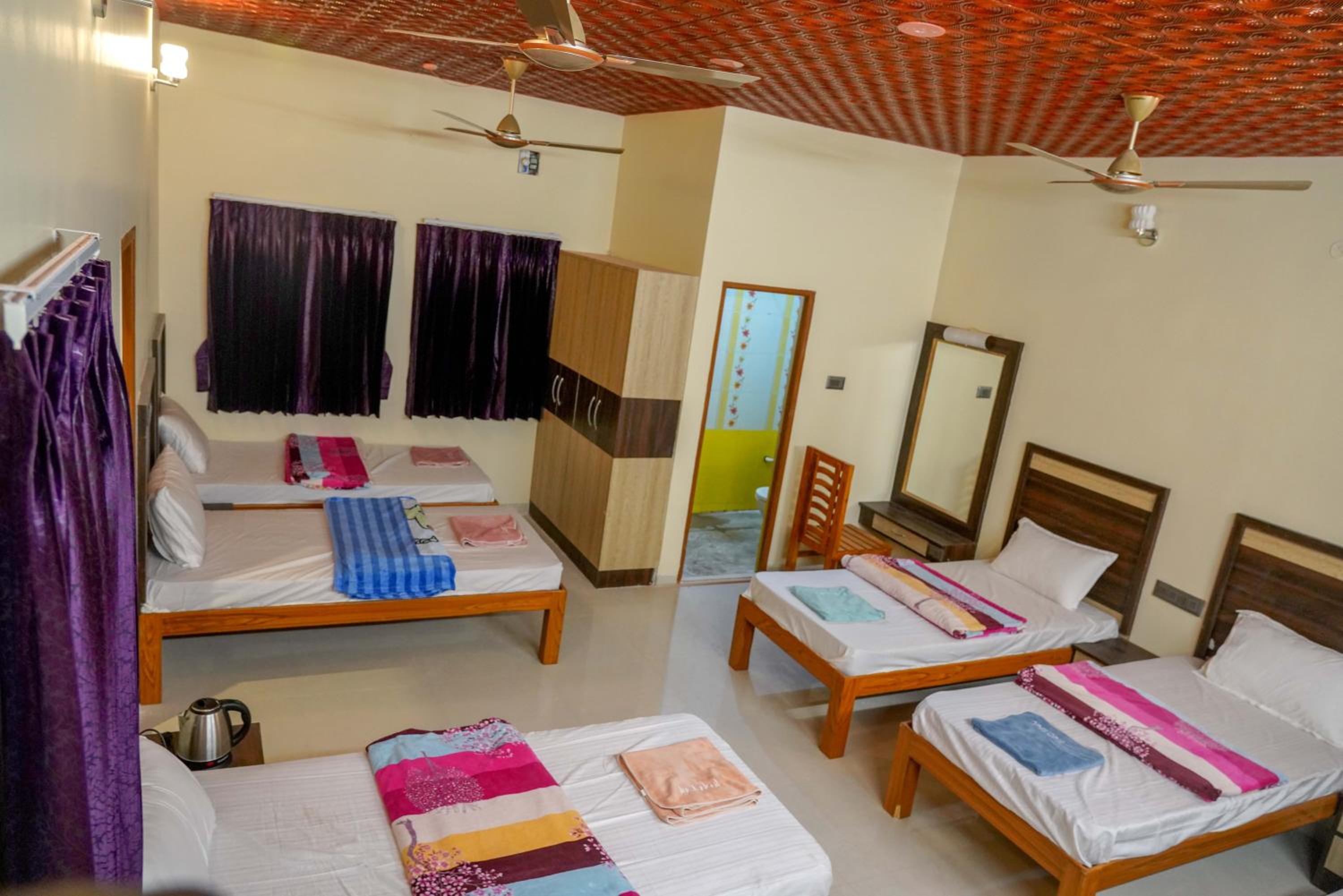 Deluxe Family Suite - Photo 12