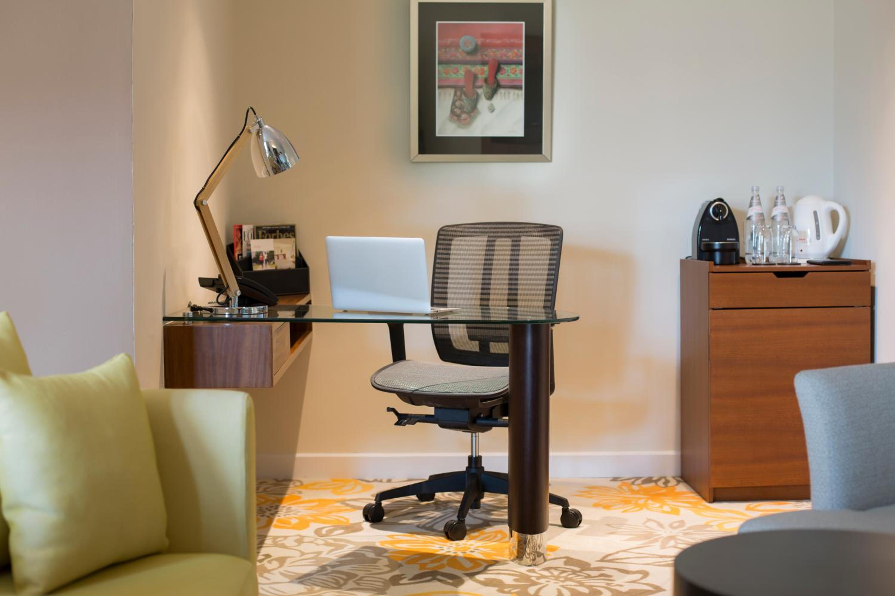 Select Studio with Breakfast, Afternoon Tea and Happy Hour Select Studio with Breakfast, Afternoon Tea and Happy Hour