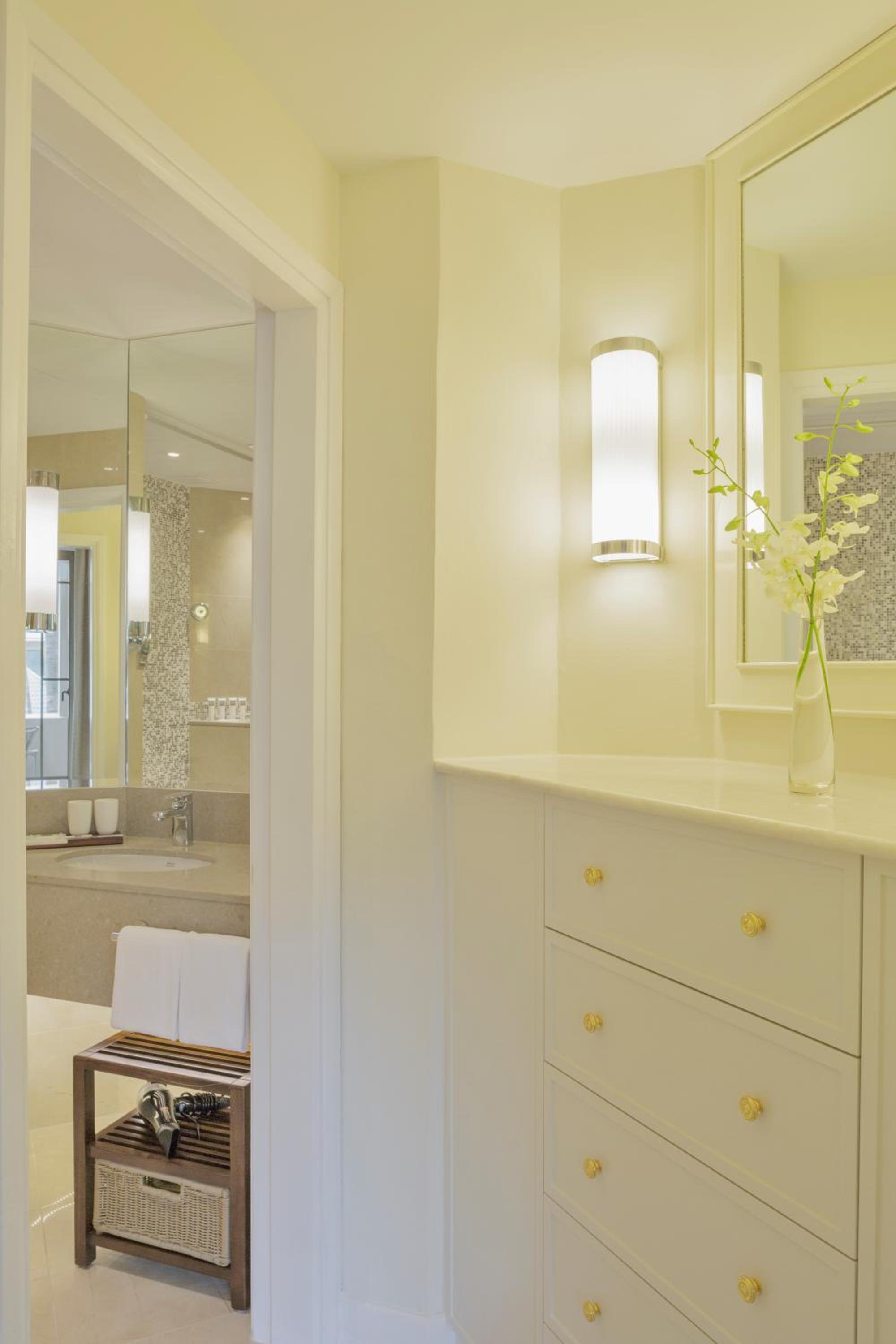 Select Studio with Breakfast, Afternoon Tea and Happy Hour Select Studio with Breakfast, Afternoon Tea and Happy Hour