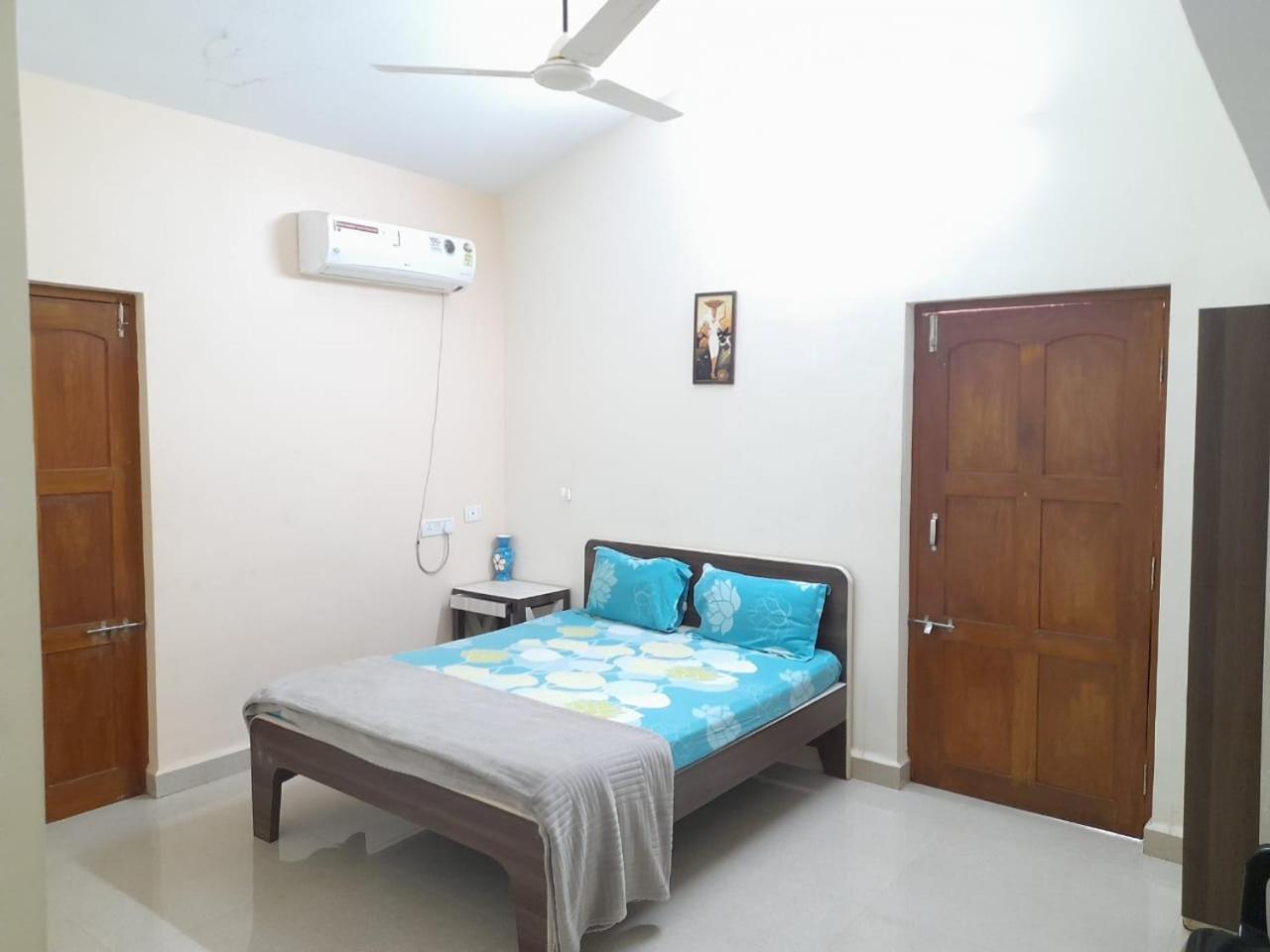 Three-Bedroom Apartment photo 2