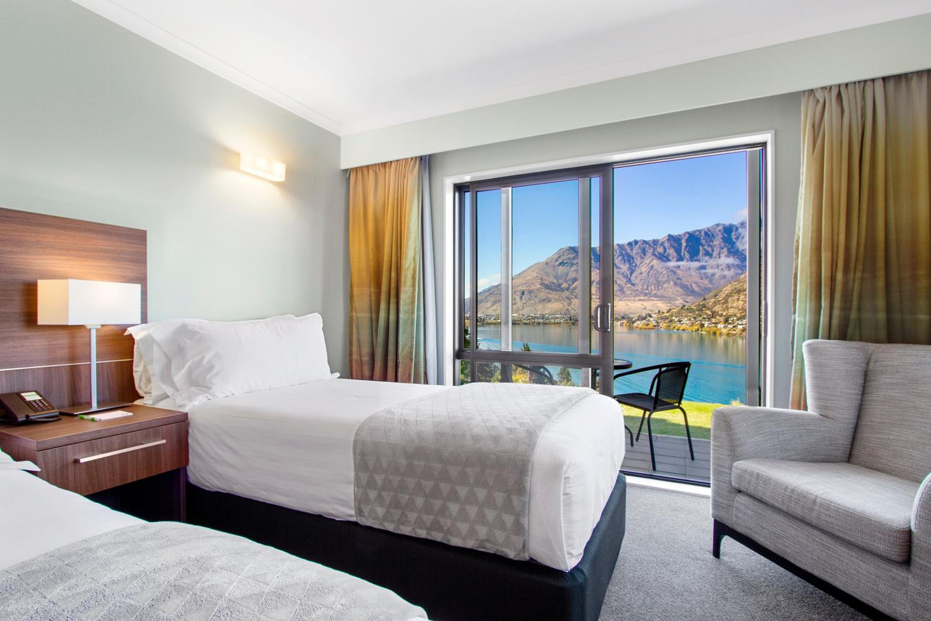 Standard Room with Lake View - Photo 2