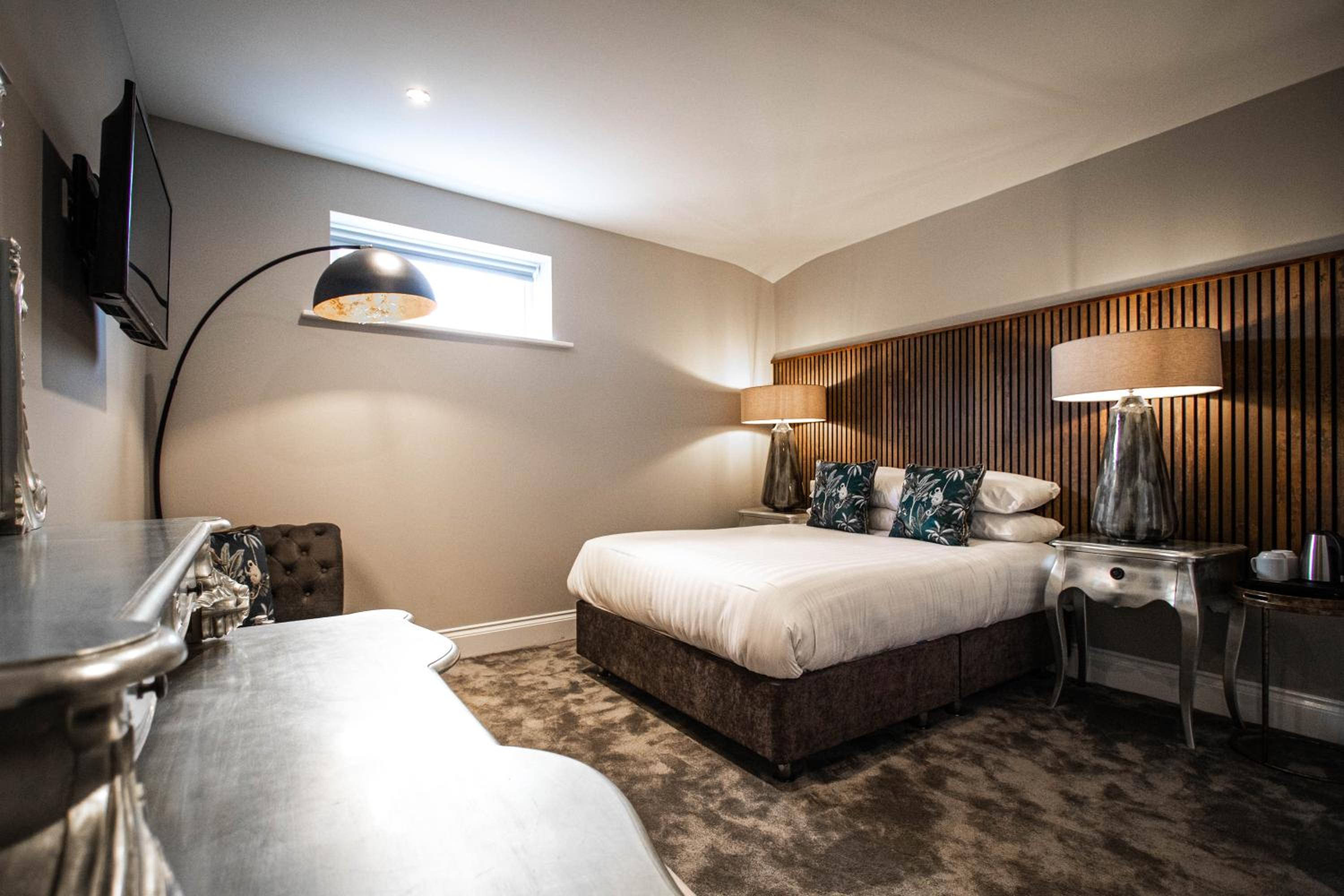 Deluxe Double Room with Shower - Photo 5