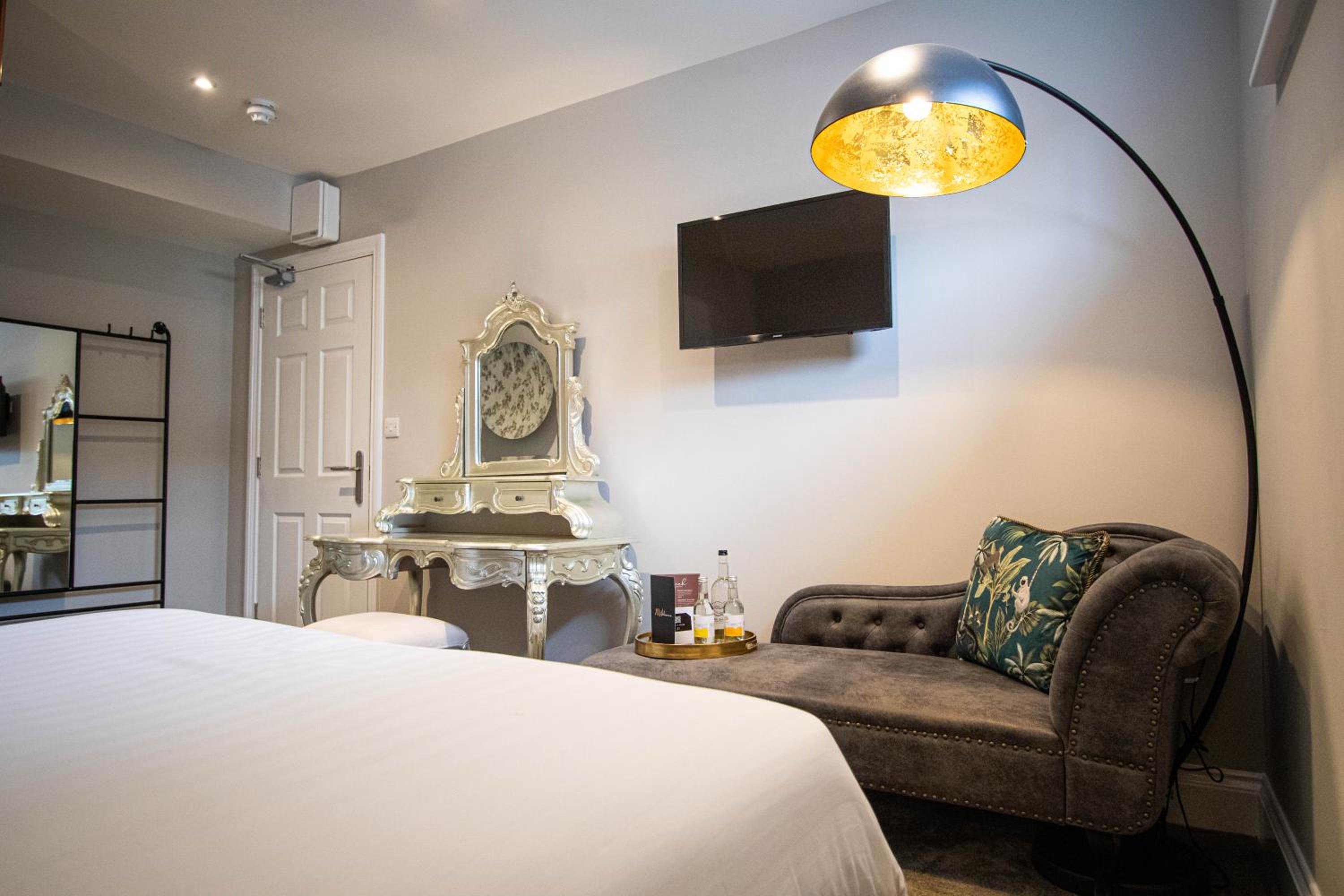 Deluxe Double Room with Shower - Photo 10