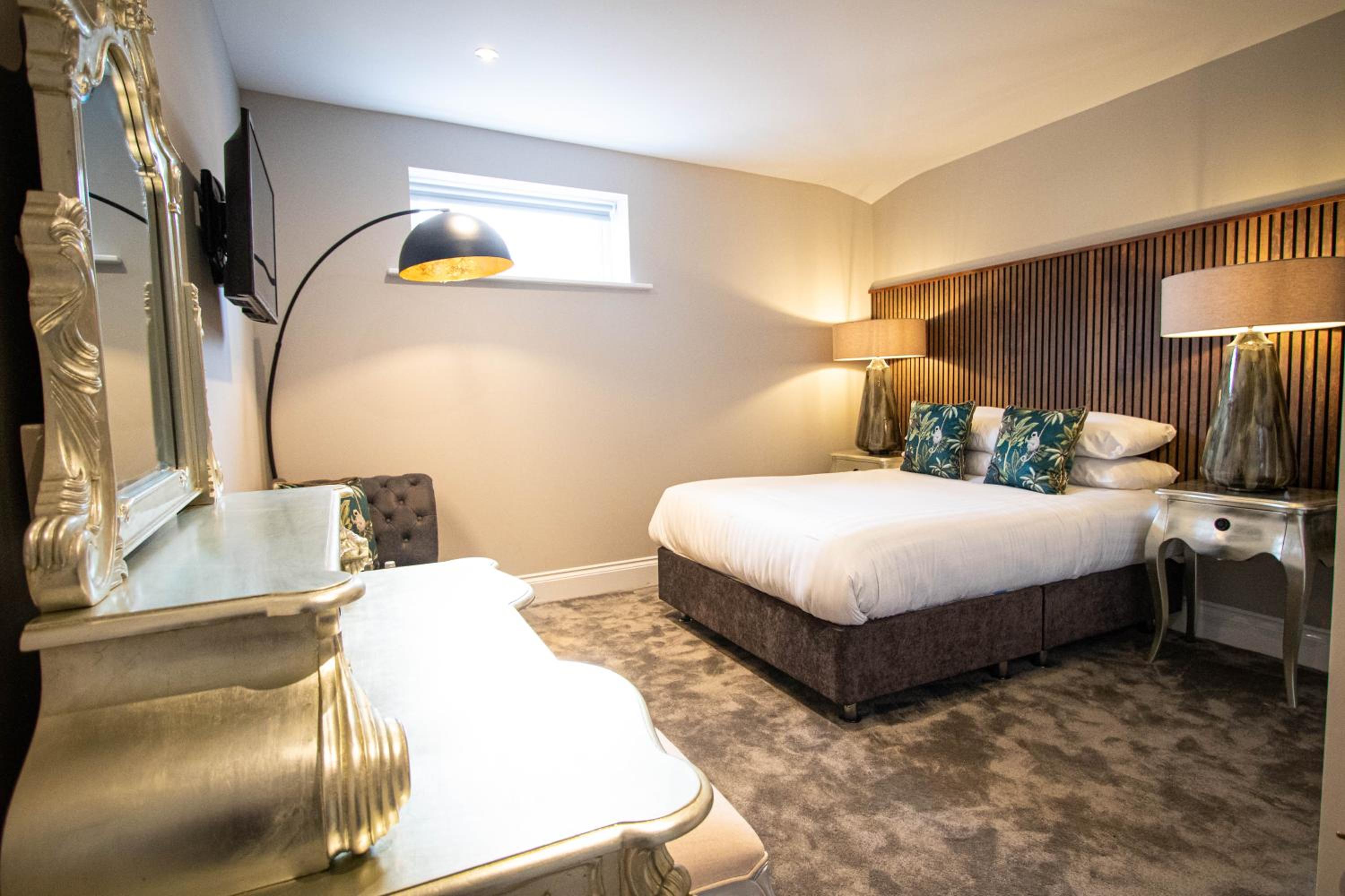 Deluxe Double Room with Shower - Photo 11