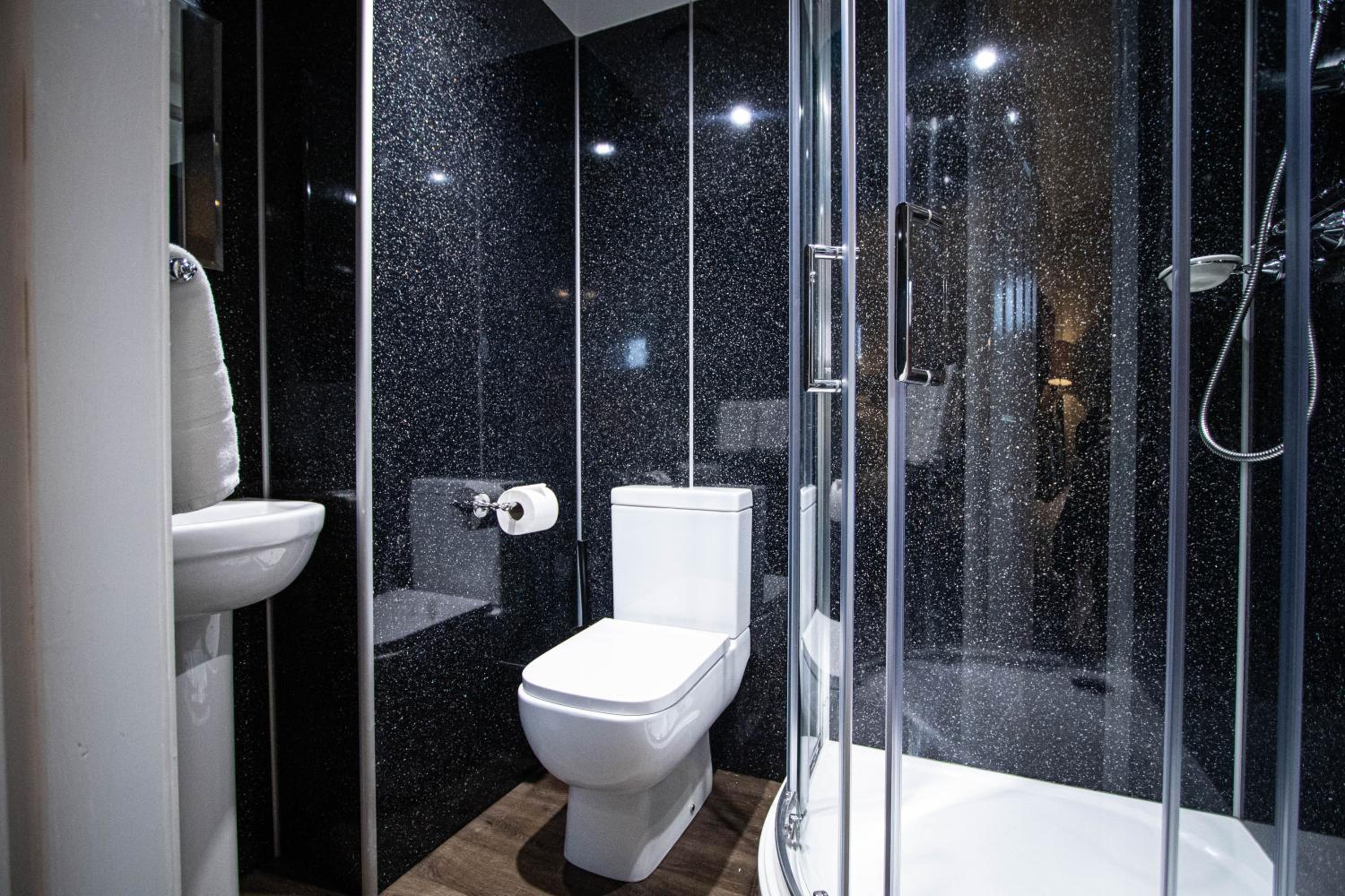 Deluxe Double Room with Shower - Photo 12