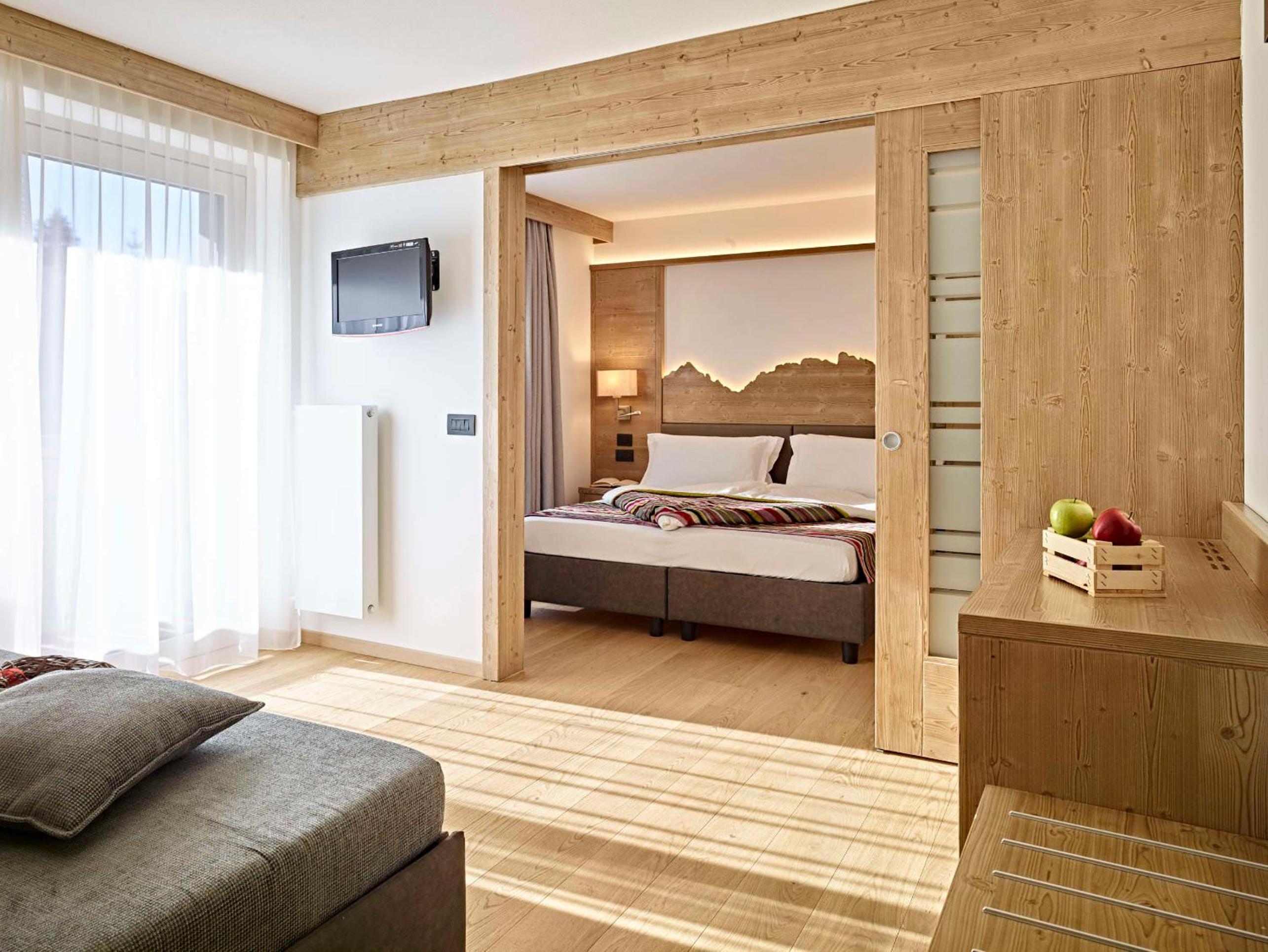 Junior Suite with Balcony - Photo 5