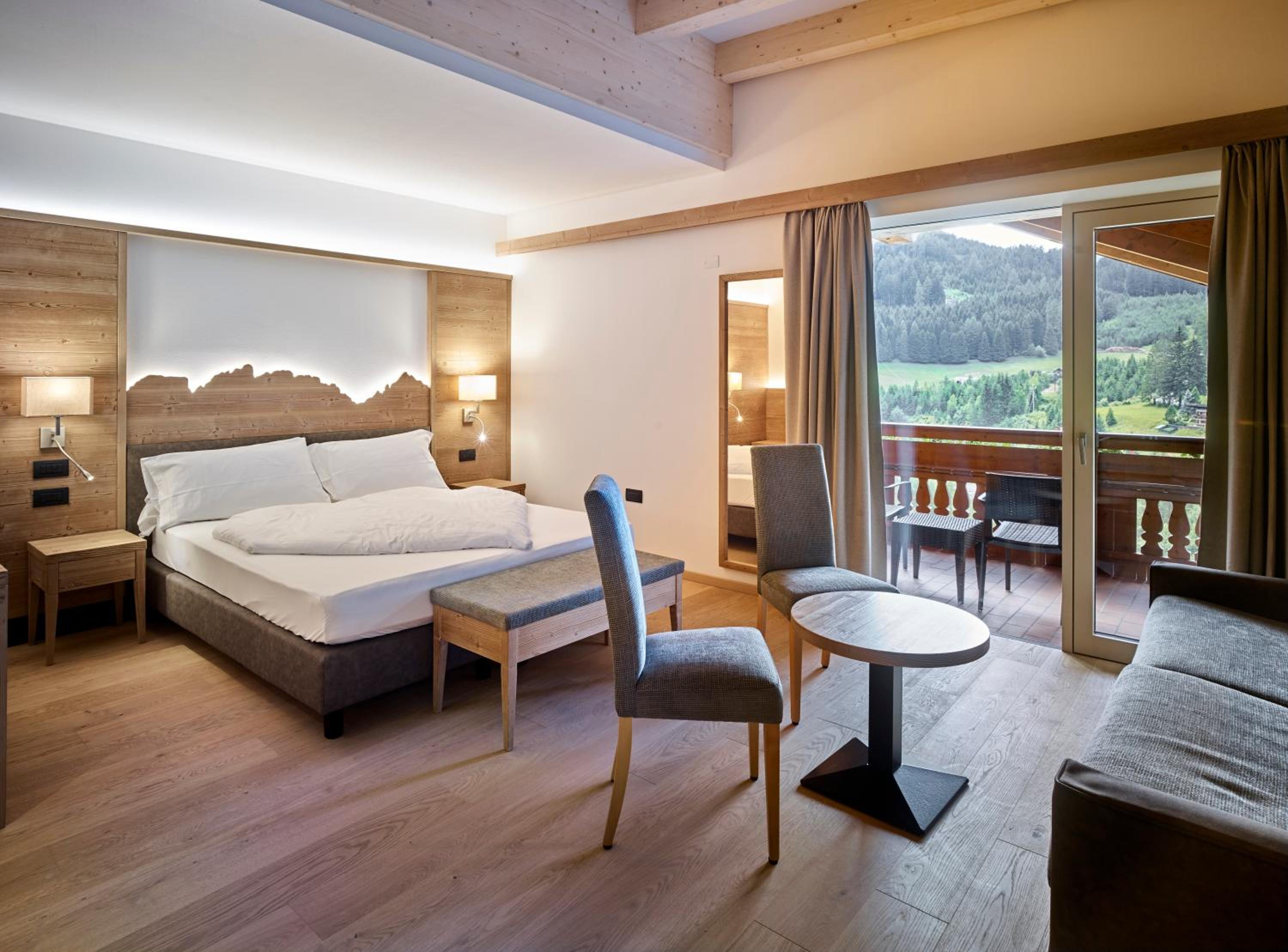 Junior Suite with Balcony - Photo 4